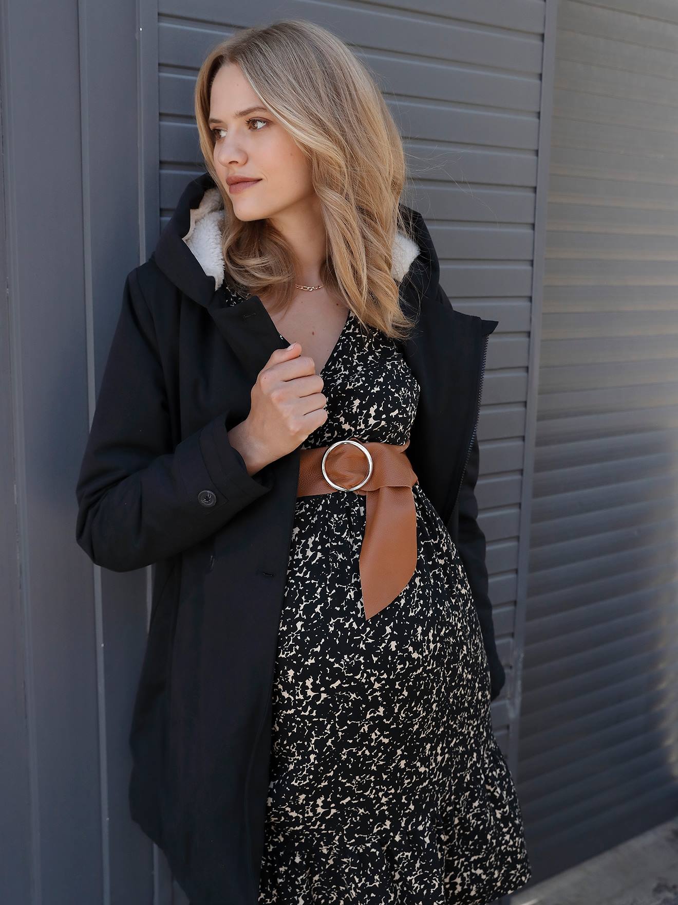 Parka preta lisa, ideal para gestantes e para o período pós-parto.