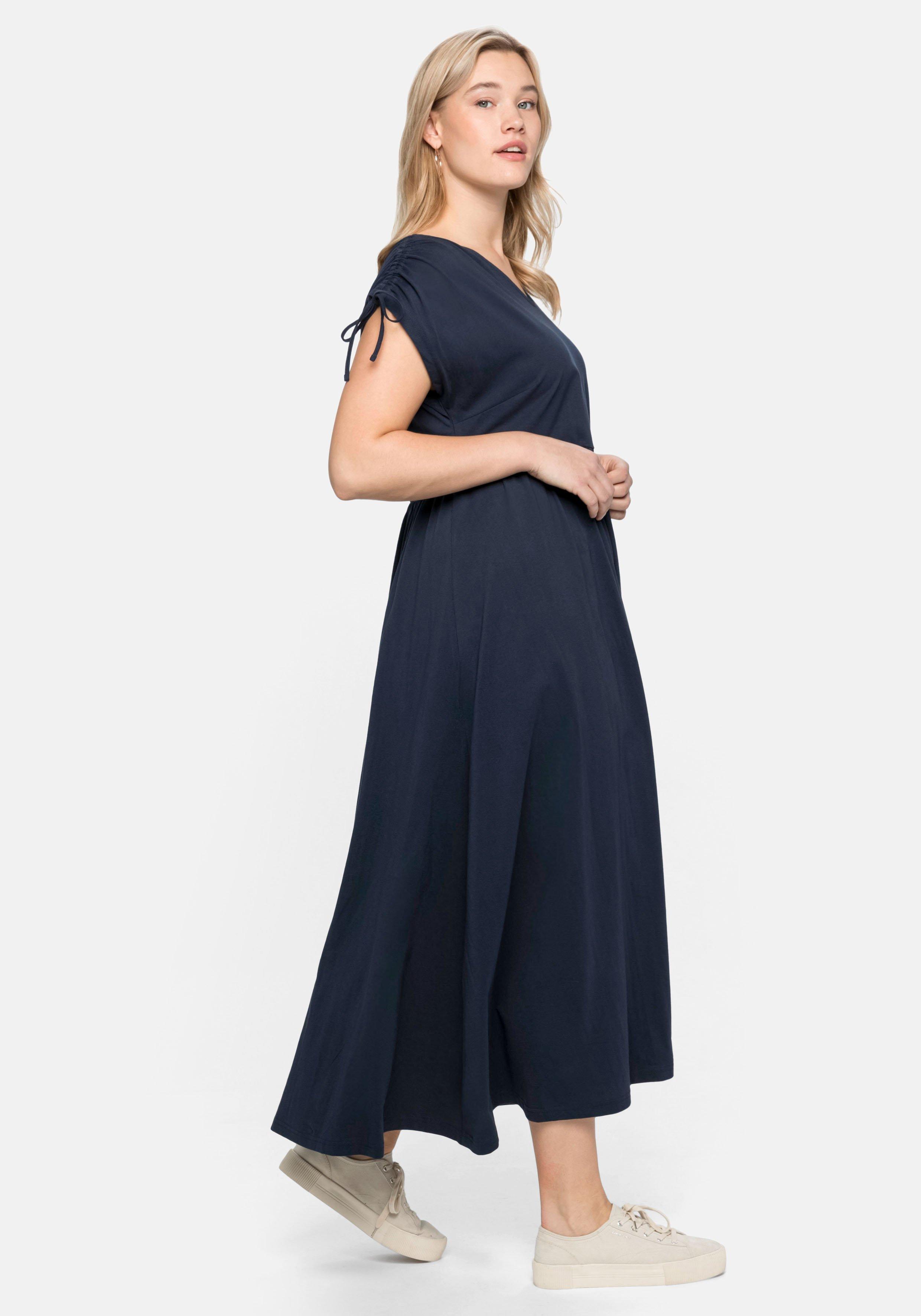 Jerseykleid mit weitem Rock und V-Ausschnitt