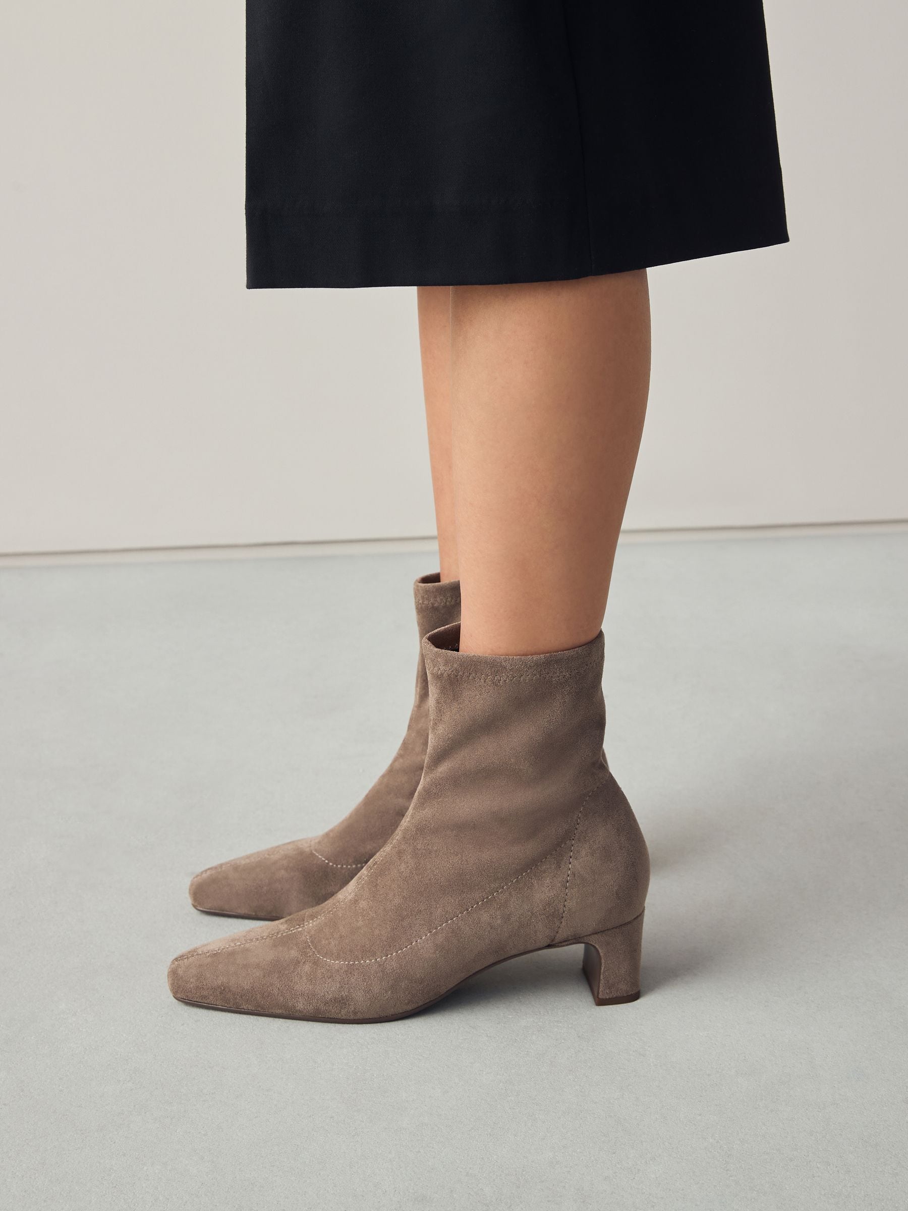 Neutraal taupe - Chisel Toe Block Heel Sock Boots
