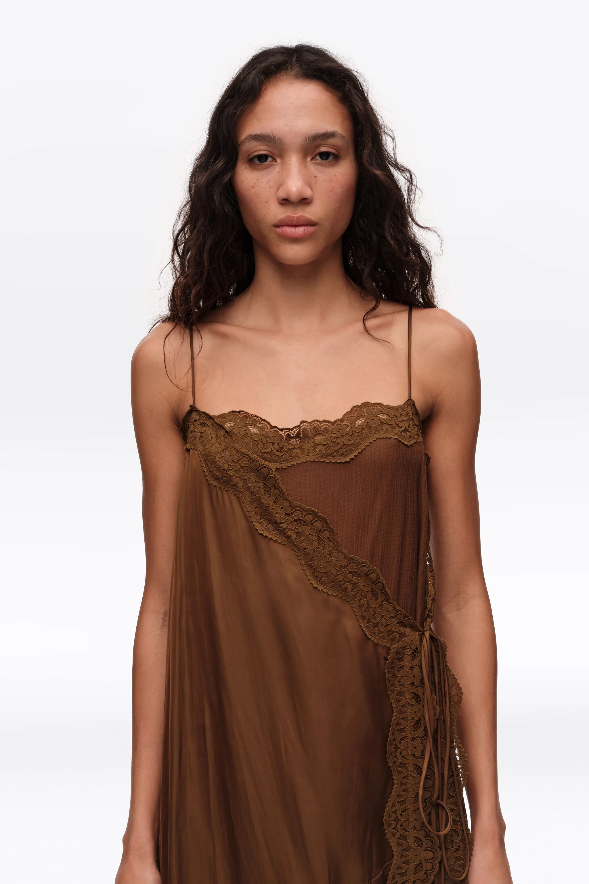 Conjunto híbrido de saia e calça de renda verde-oliva escuro