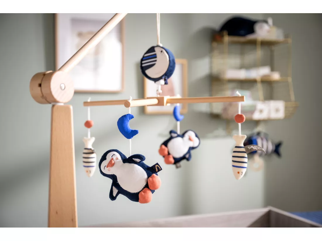 Mobile musical en bois avec jouets pingouin