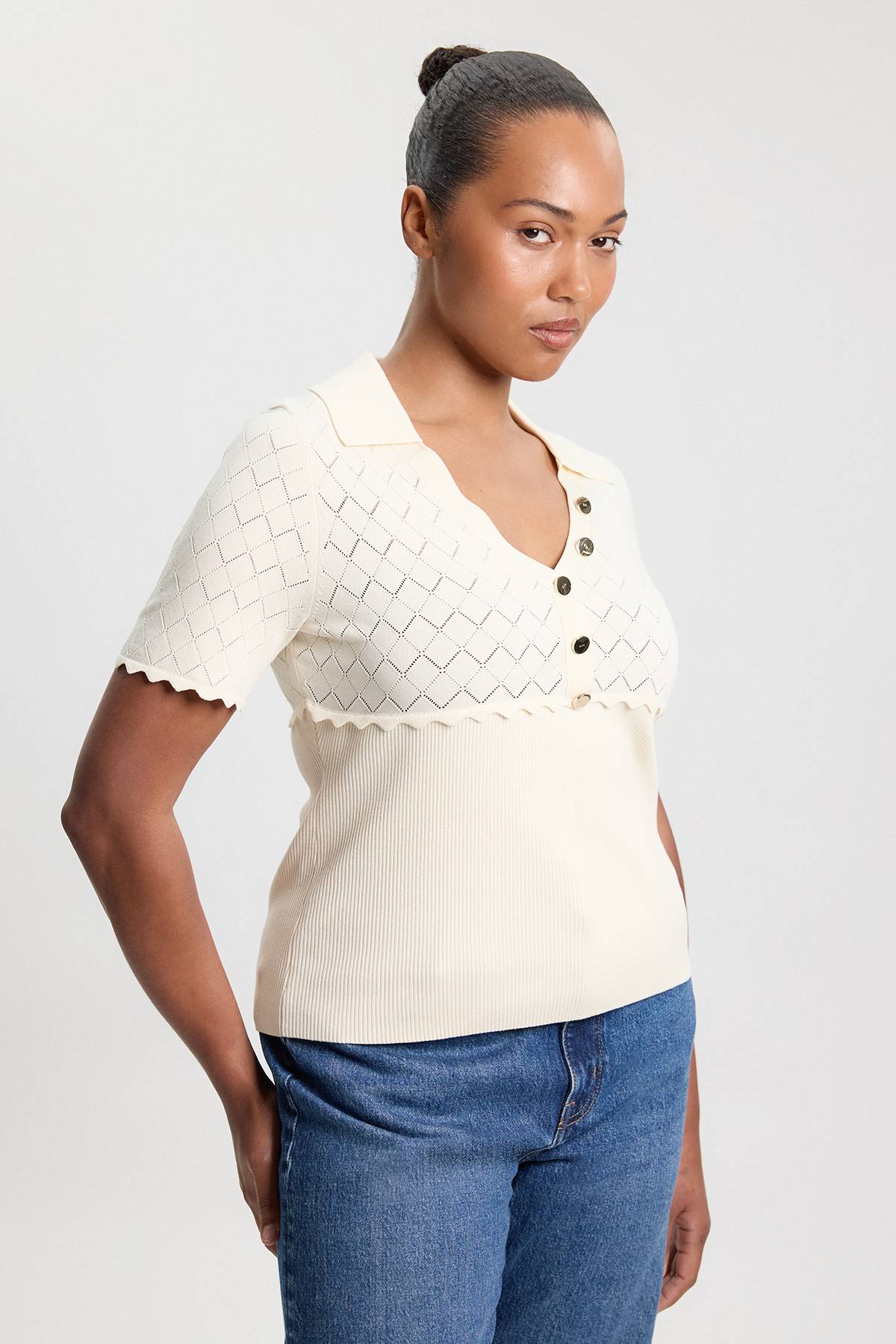 KarenMillen Haut Grande Taille À Col Côtelé Et Détail Point Tricoté À Manches Courtes