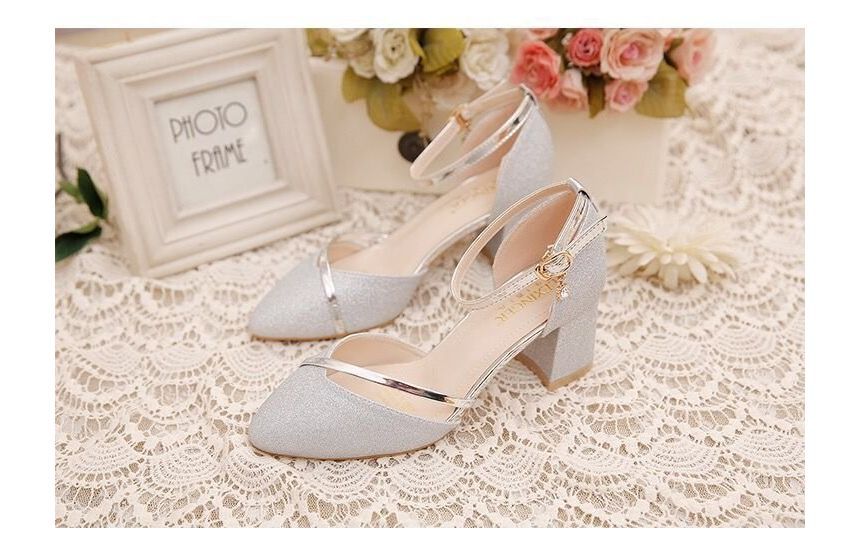 Terute - Puntige neus met blokhak en enkelbandje, glitter D'Orsay pumps