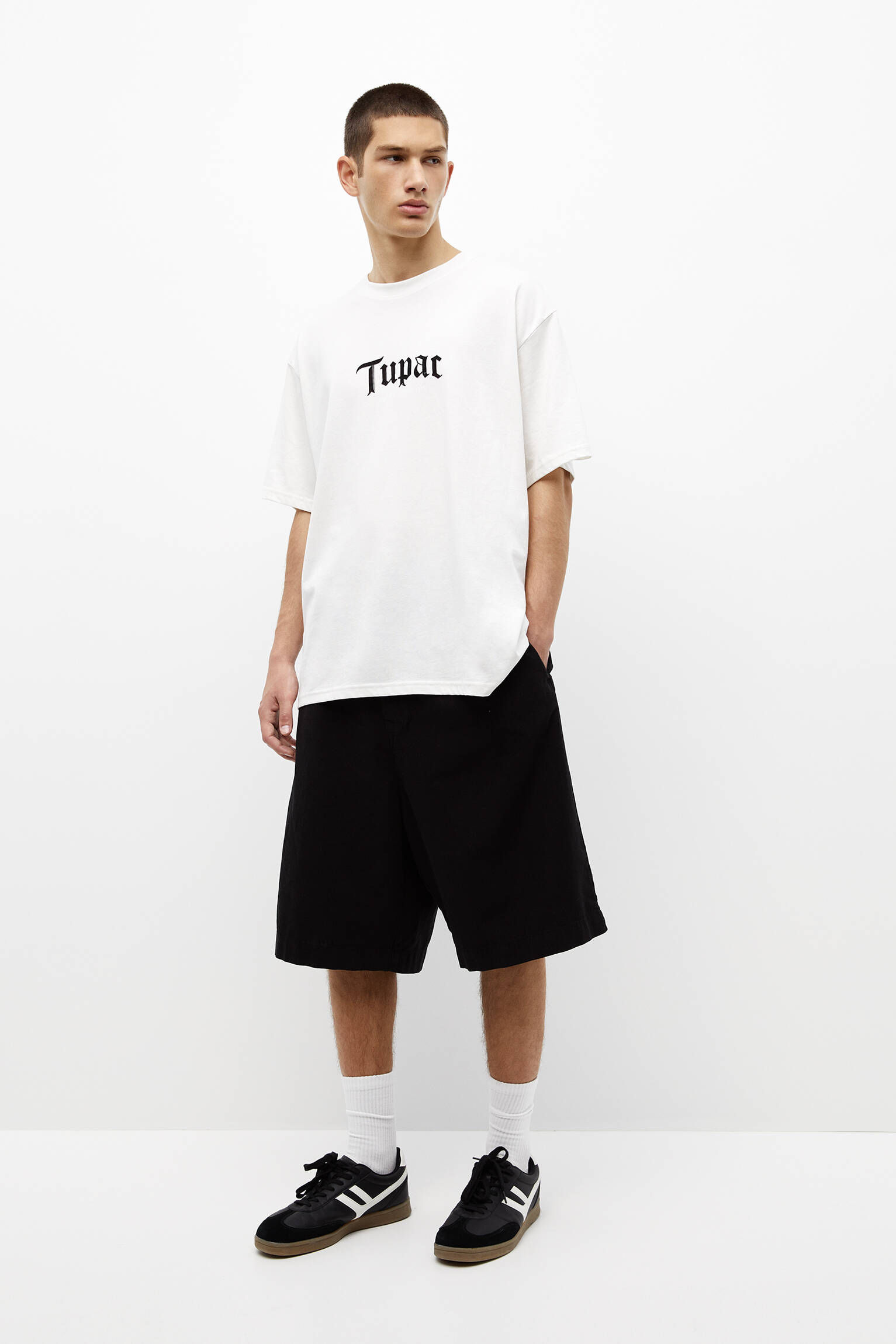 CAMISETA OVERSIZE COM TEXTO TUPAC - OFF WHITE