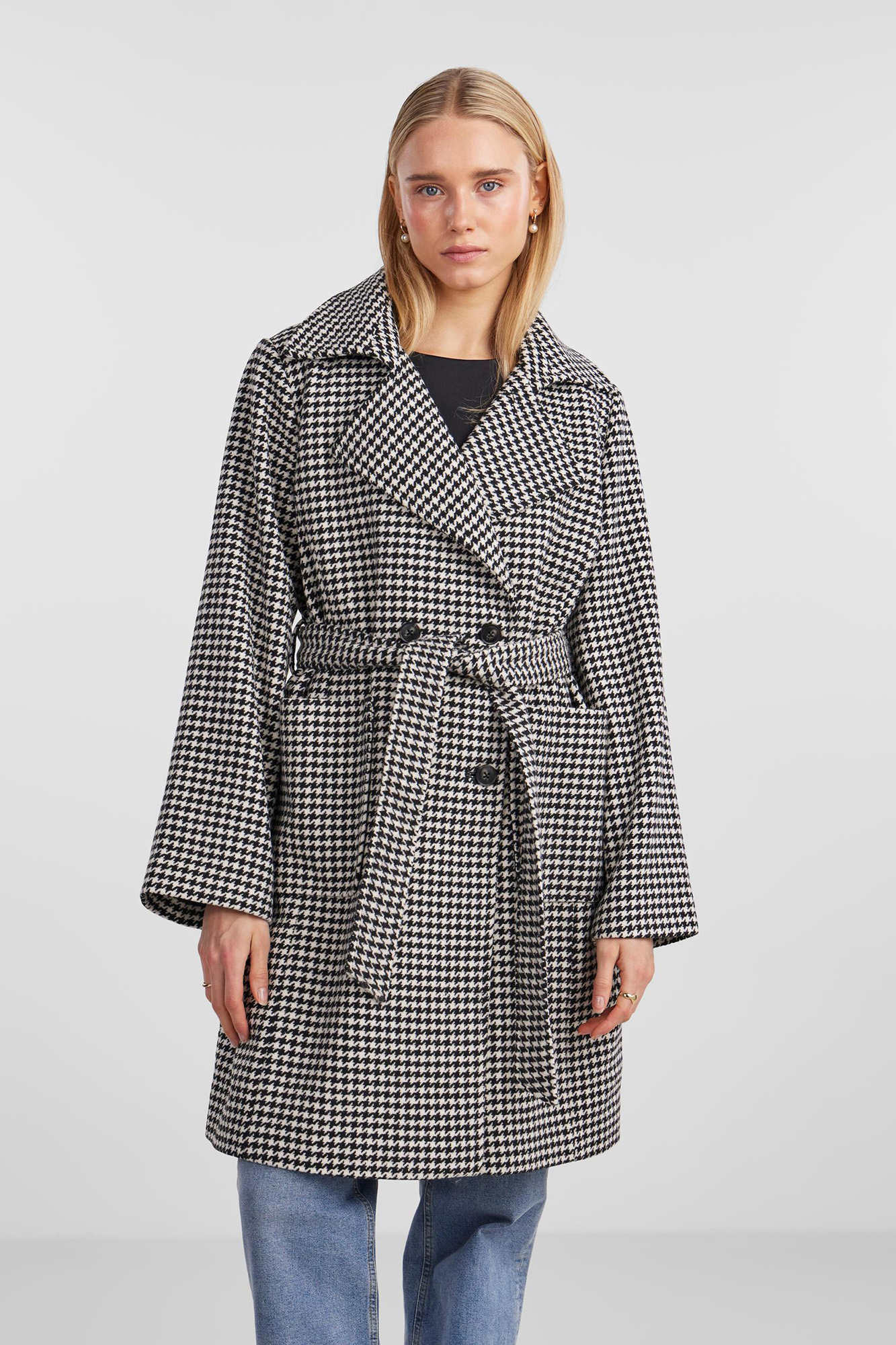 Casaco estilo trench coat com gola de lapela