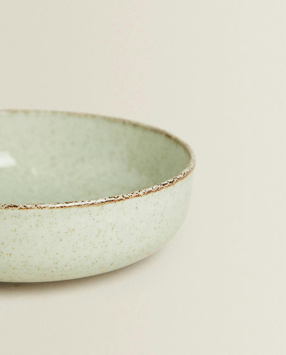 Tigela de porcelana com borda de acabamento antigo
