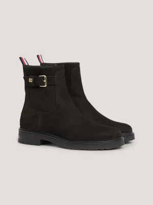Botas de cano curto em nobuck com detalhe de cinto essencial