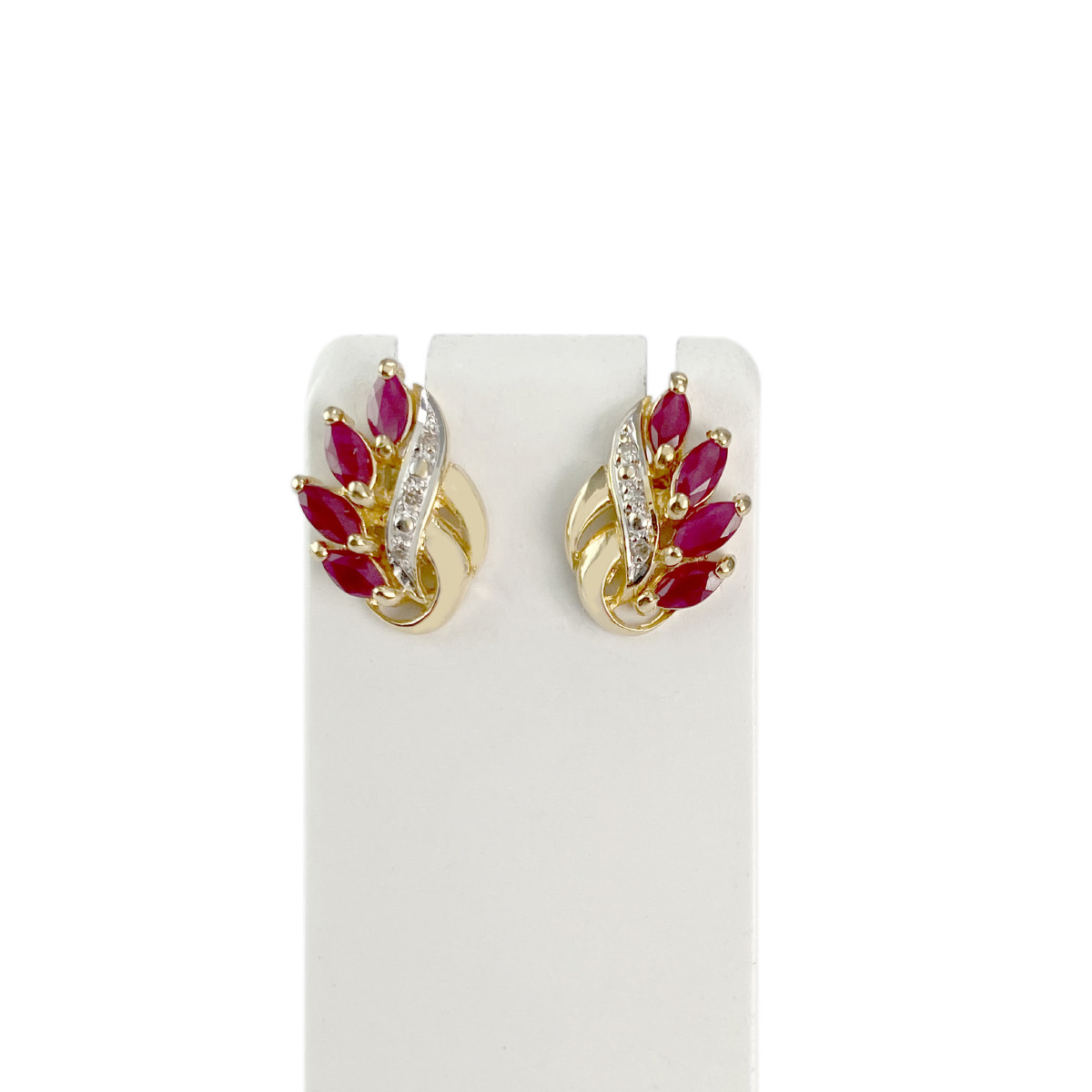 Boucles d'oreilles d'occasion or 750 jaune et rhodié rubis diamants