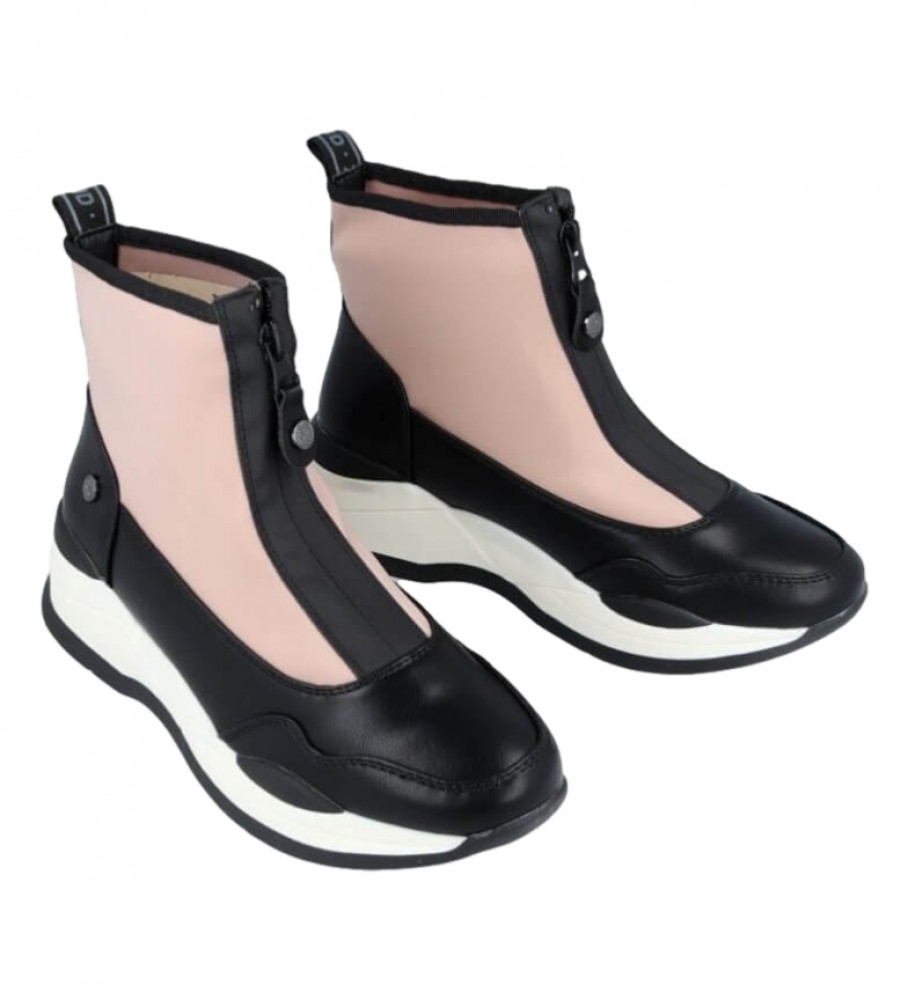 Renove suas botas de cano curto, estilo meia bege e preta.