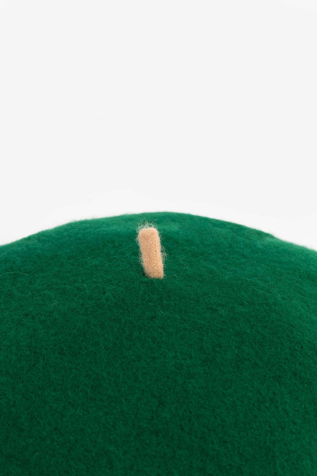 Donkergroene baret met contrasterende rand