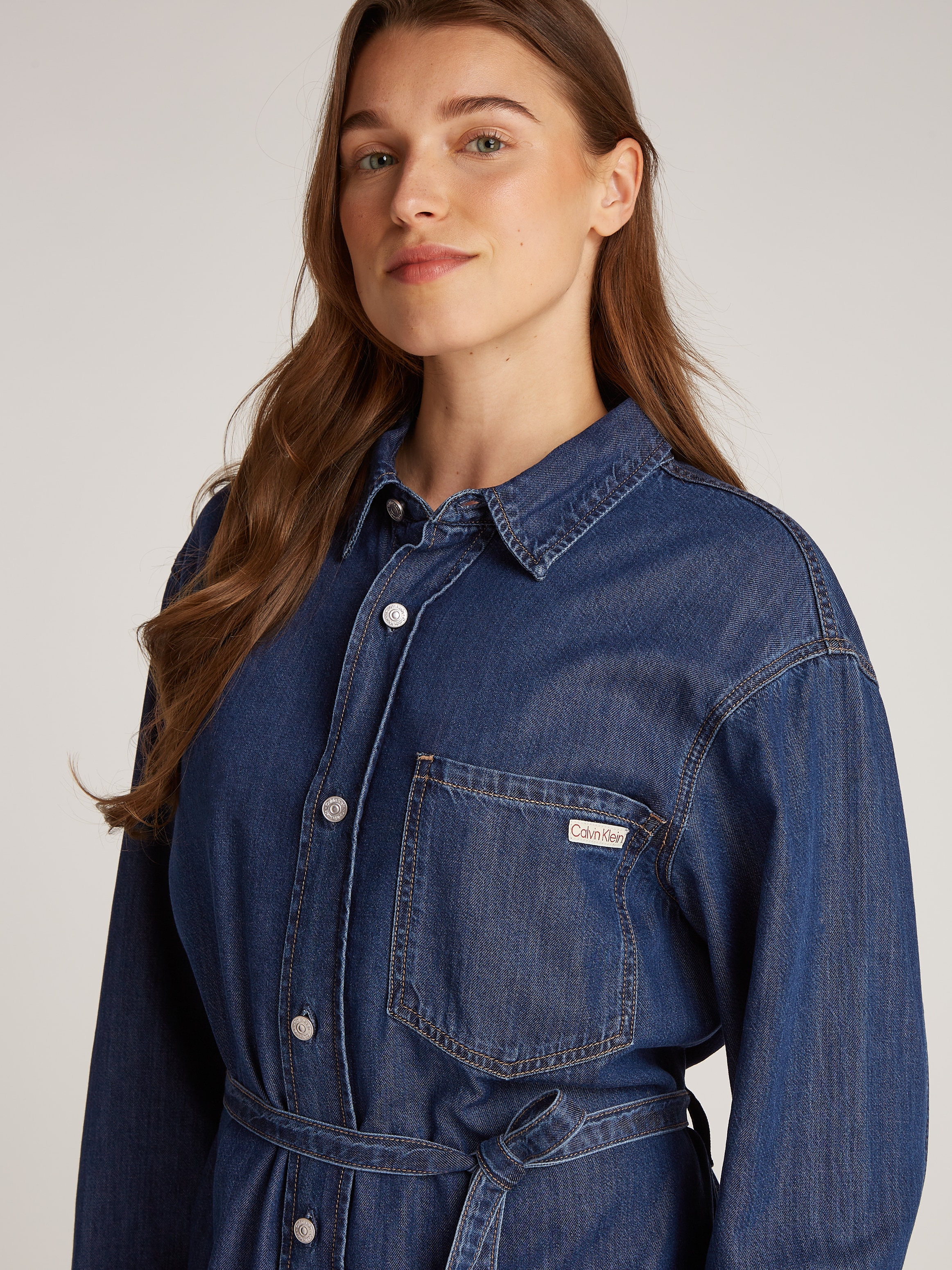 Calvin Klein Jeans Jeanskleid »BELTED TENCEL DENIM SHIRT DRESS« Brusttasche mit Logostickerei