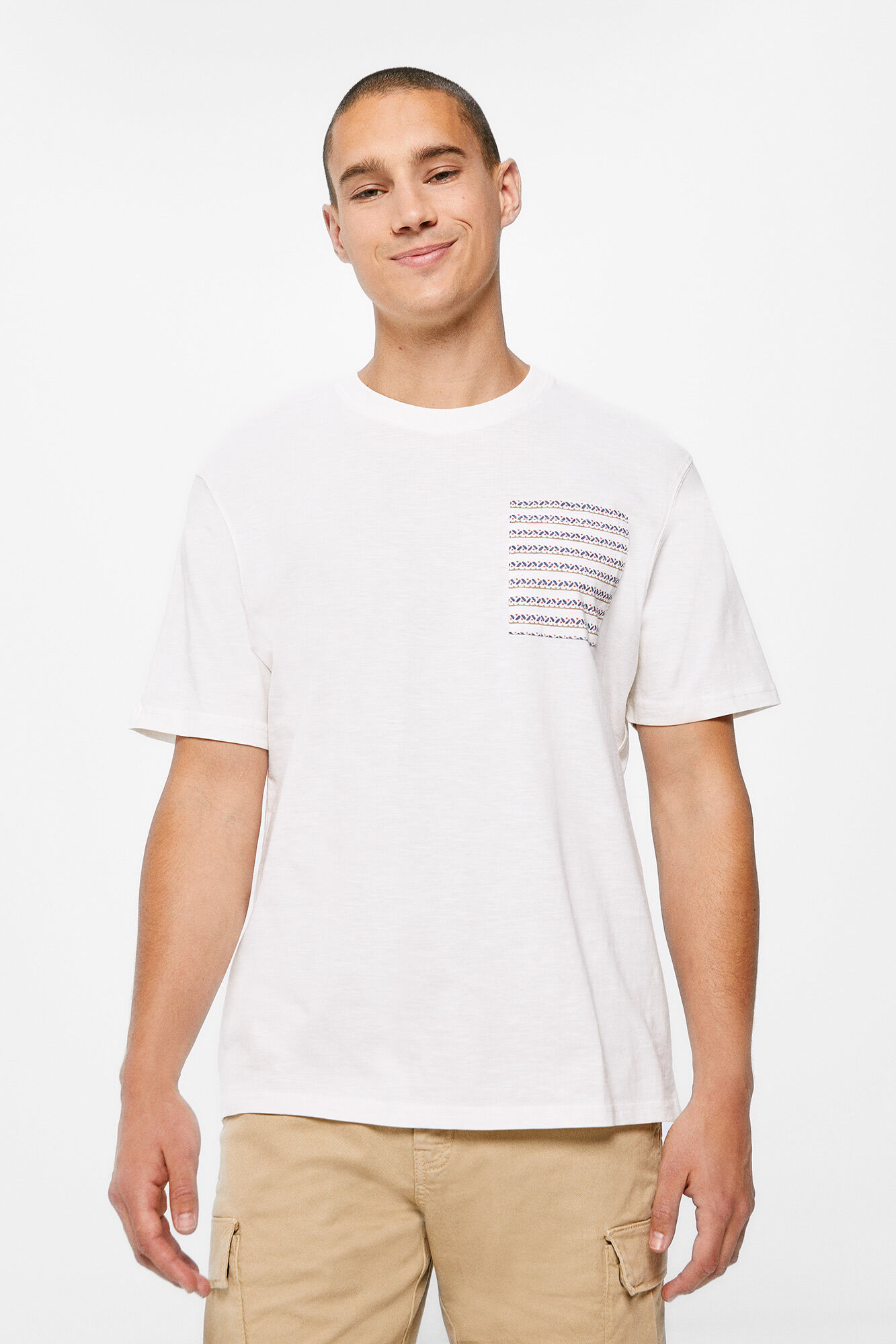 Camiseta com bolso estampado - Marfim