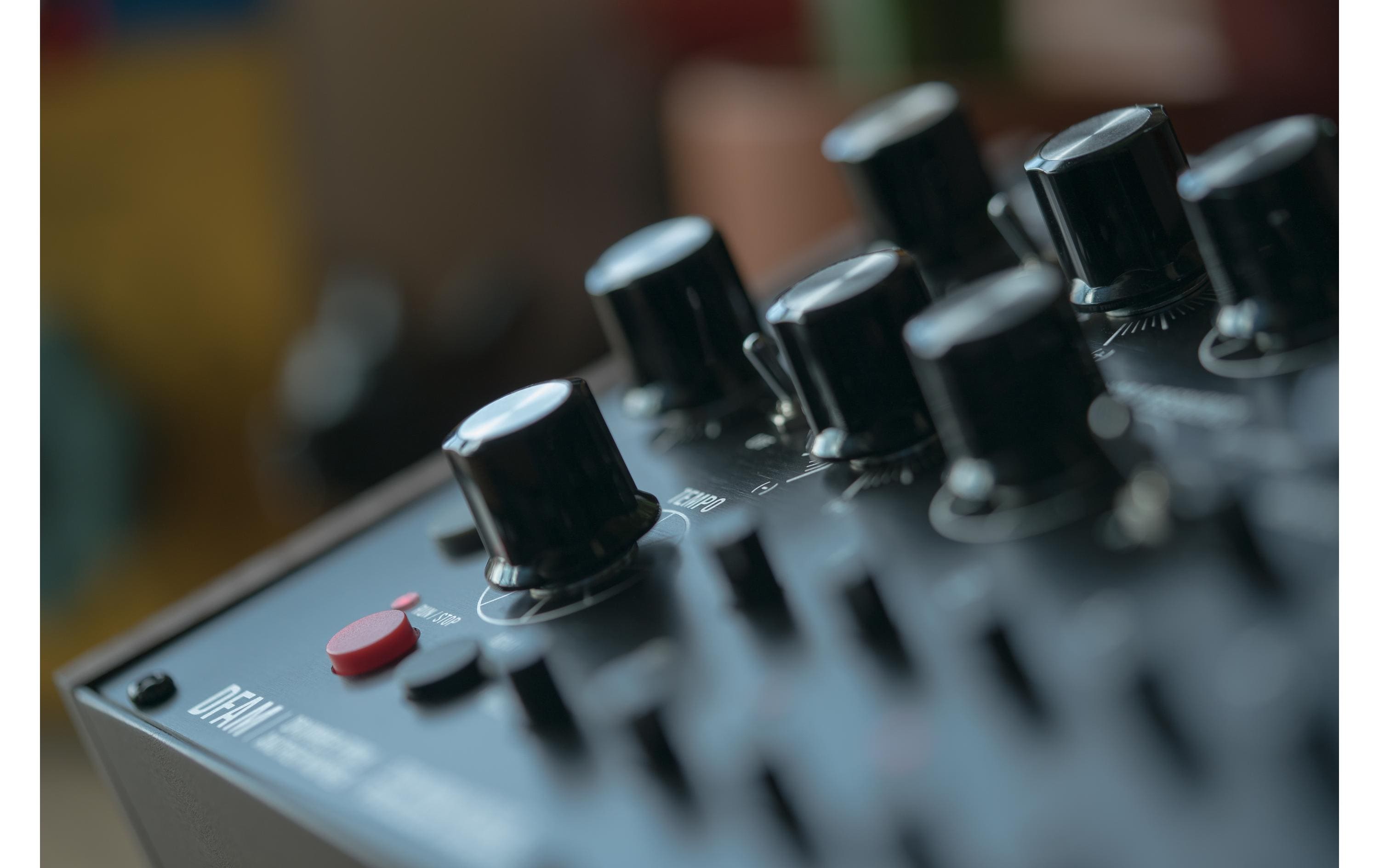 Synthesizer DFAM<br>Semi-modularer analoger Schlagzeug-Synthesizer