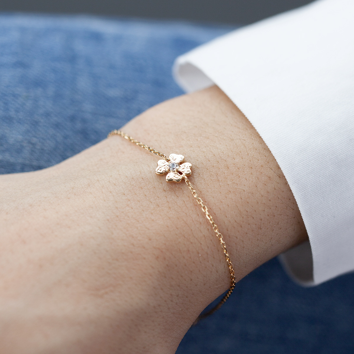 Bracelet plaqué or jaune, motif fleur zirconia 18 cm