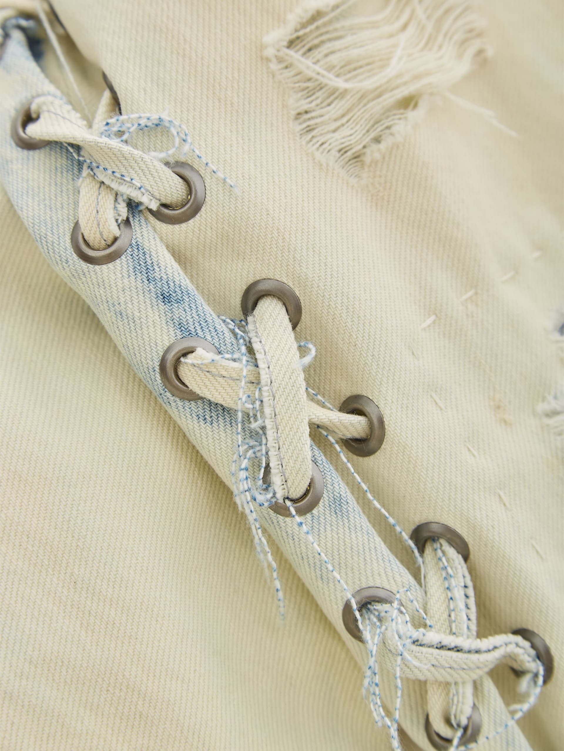 calça jeans flare com renda