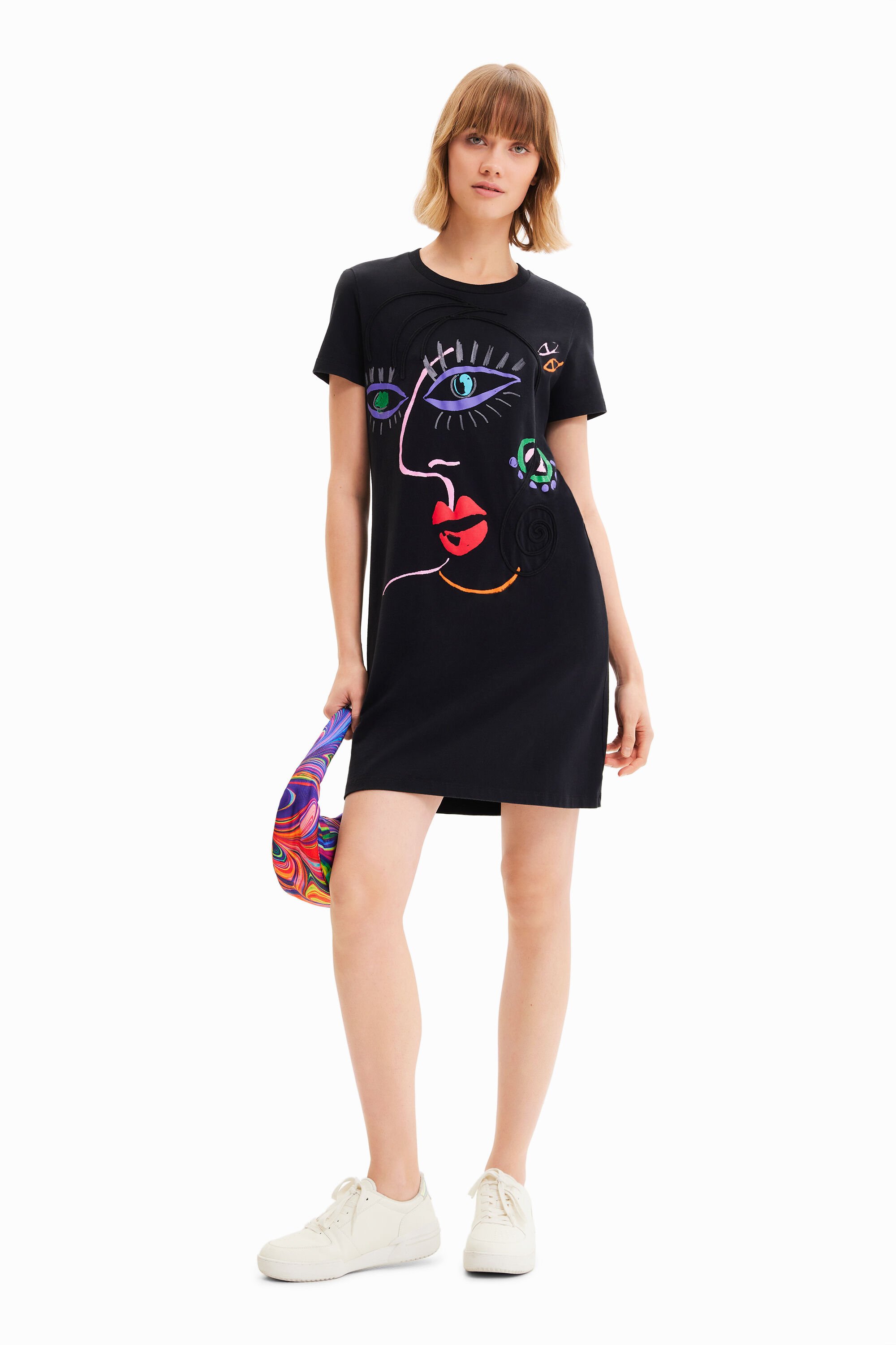 vestido camiseta com estampa artística