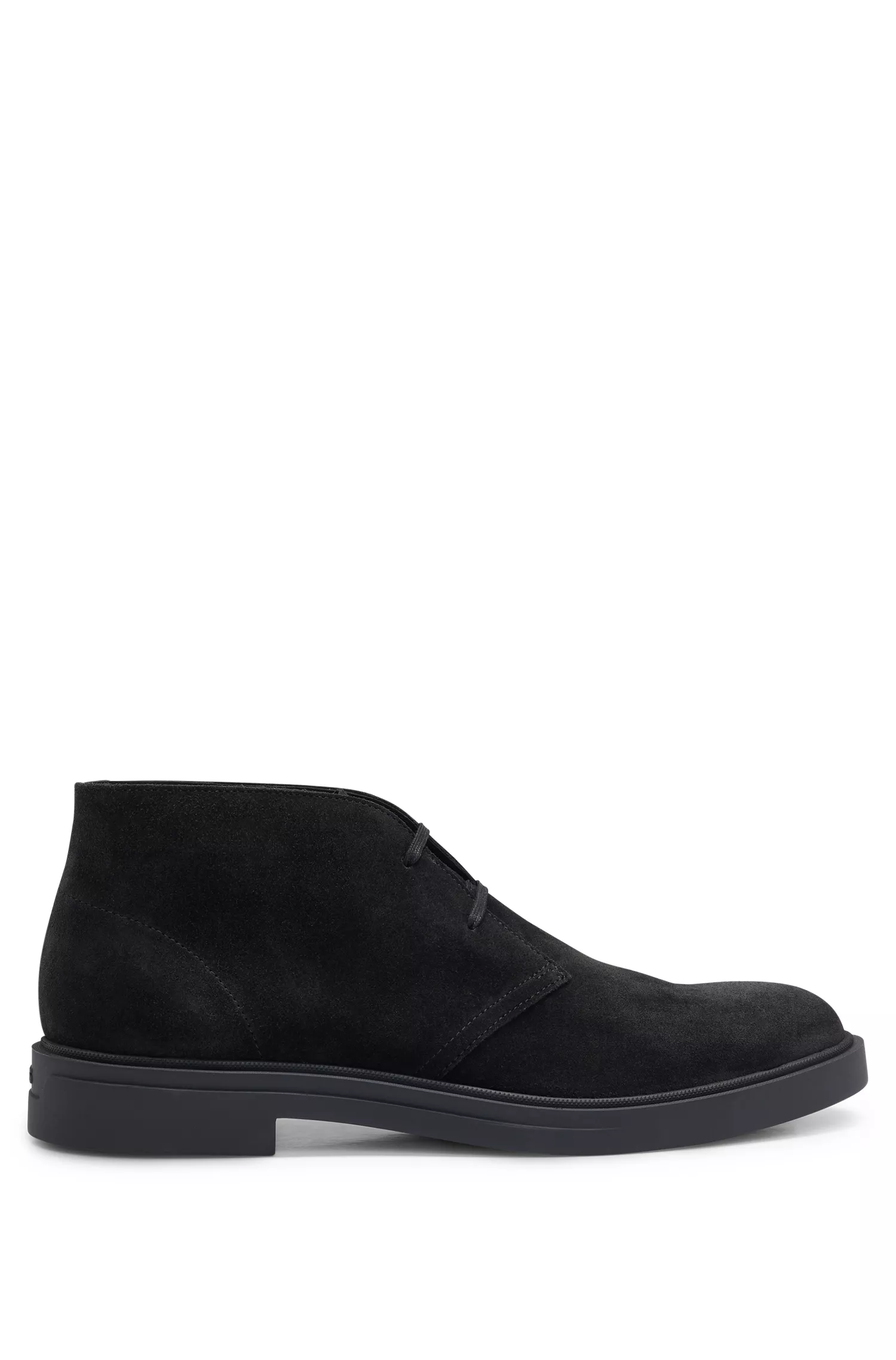 Botas desert BOSS em camurça preta com detalhe de faixa exclusiva.