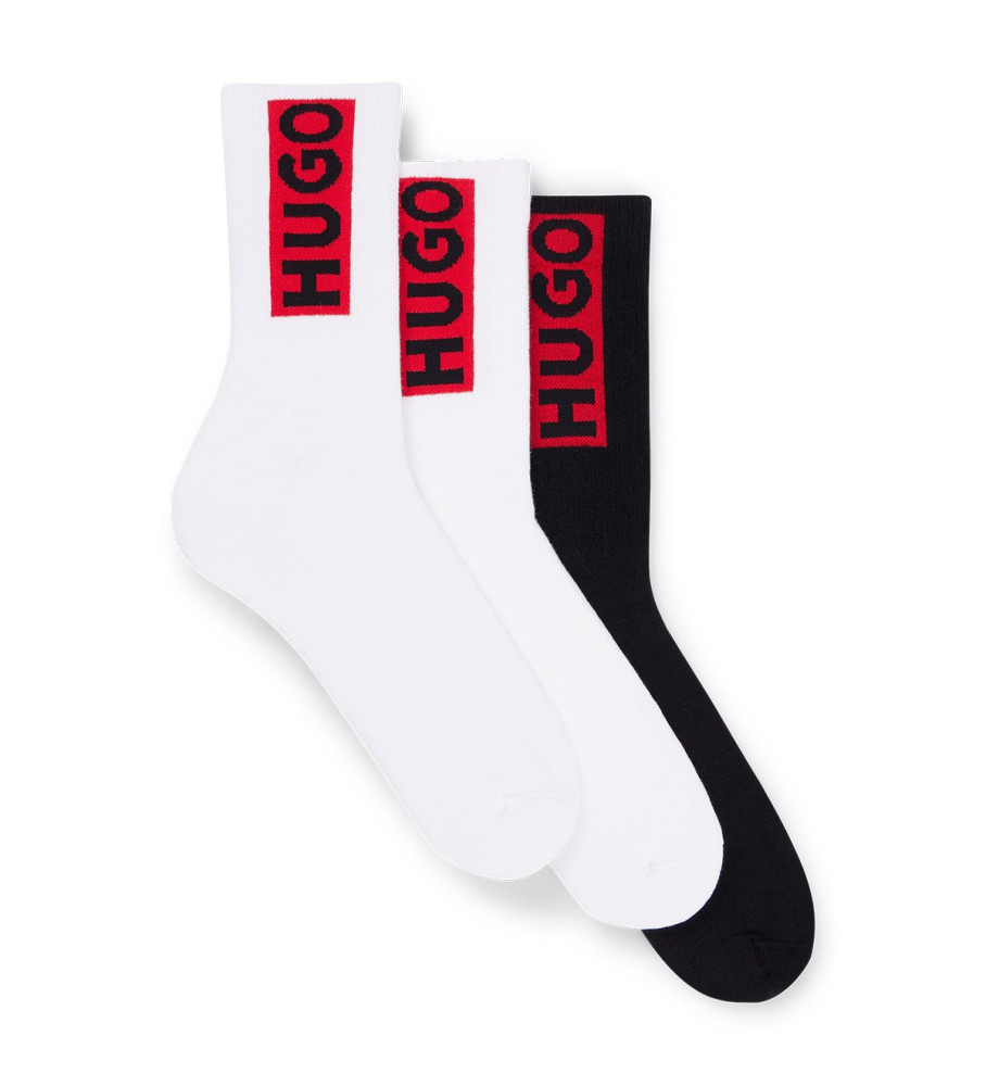 Pacote com 3 pares de meias HUGO com logotipo vermelho, branco e preto.