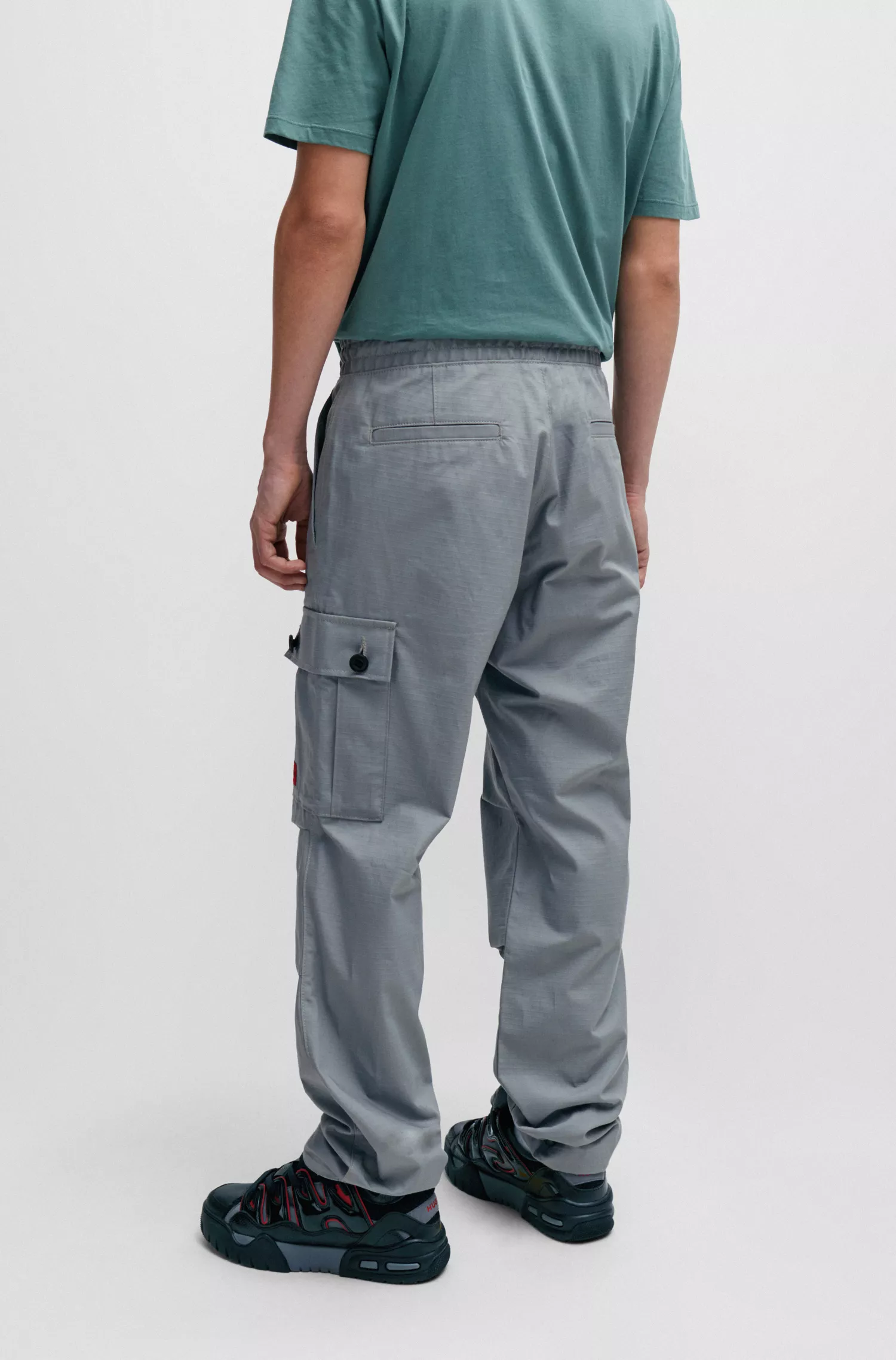 Calça cargo HUGO vermelha, corte regular, em algodão ripstop.