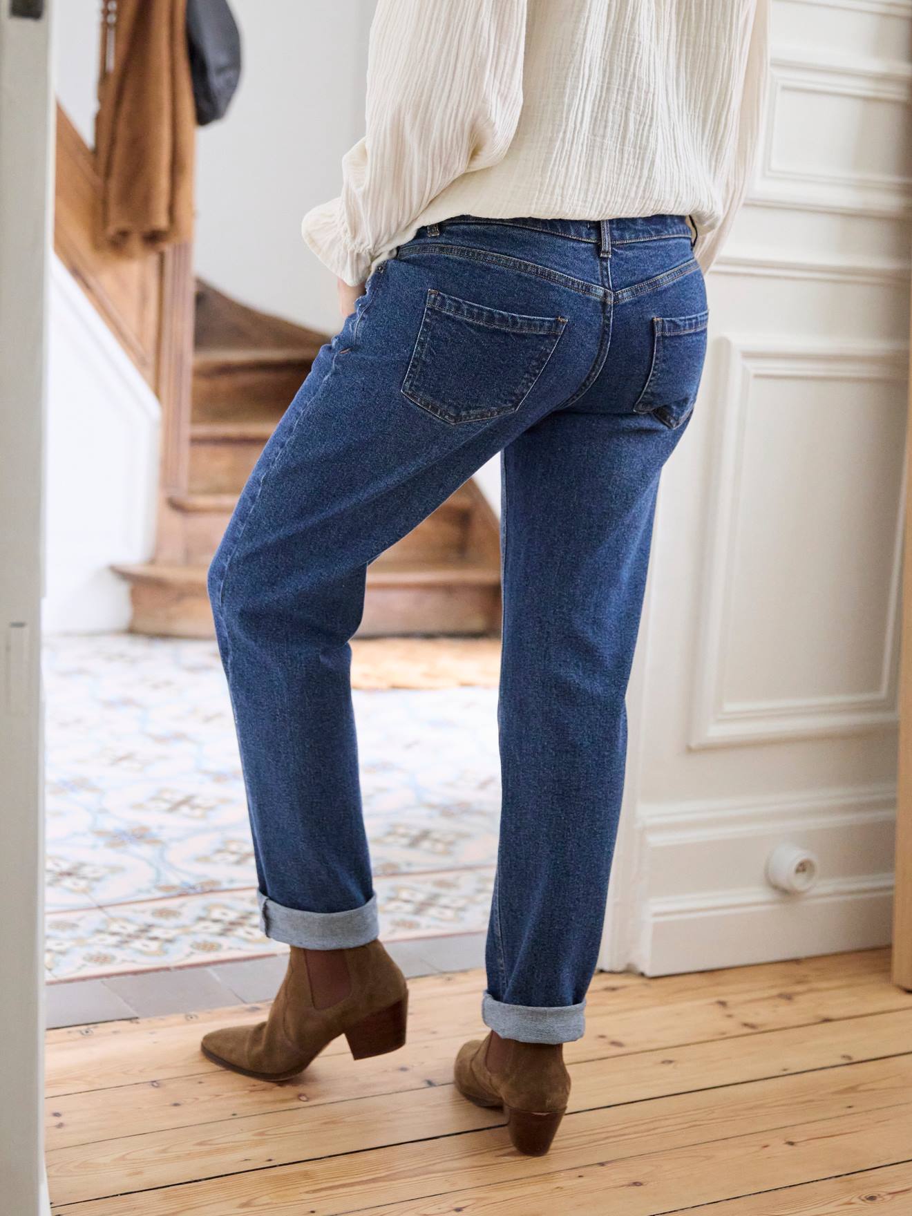 Calça jeans de gestante de corte reto com faixa de pedraria sem costura.