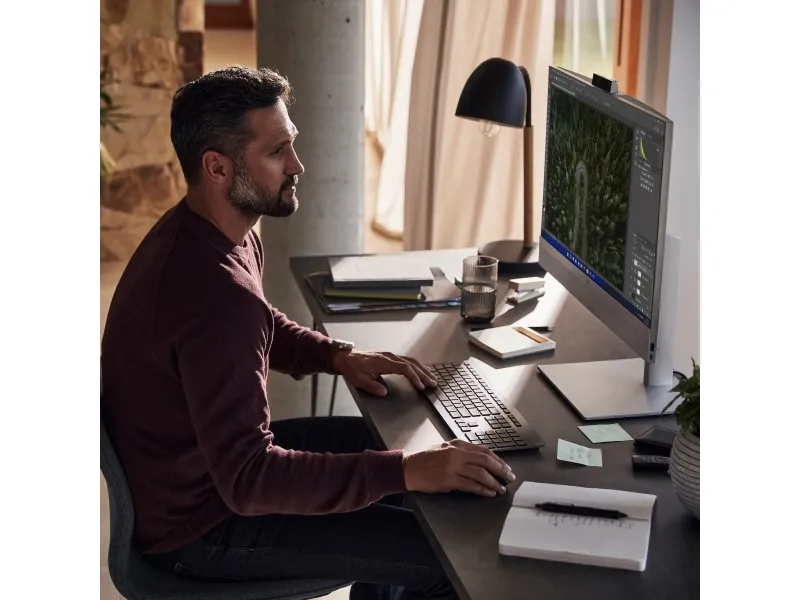 HP EliteOne 870 G9 - Alt-i-én Core i7 i7-14700 / op til 5.4 GHz - vPro Enterprise - RAM 32 GB - SSD 512 GB - NVMe - UHD Graphics 770 - Gigabit Ethernet, IEEE 802.11ax (Wi-Fi 6E), Bluetooth 5.3 - Win 11 Pro - skærm: LED 27