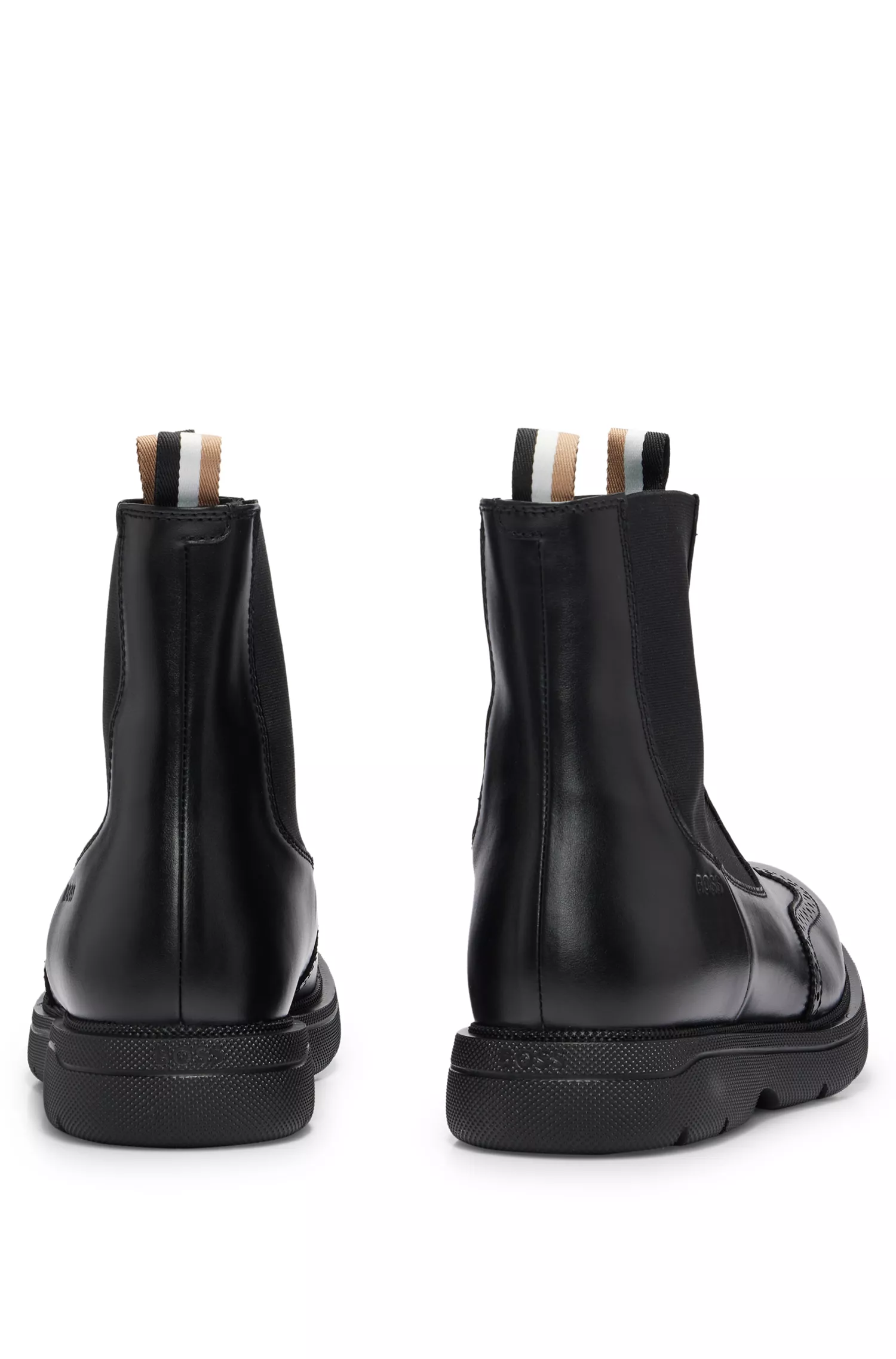 Botas Chelsea BOSS pretas com acabamento brogue em couro escovado.