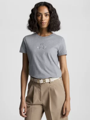 Camiseta com o logo da universidade