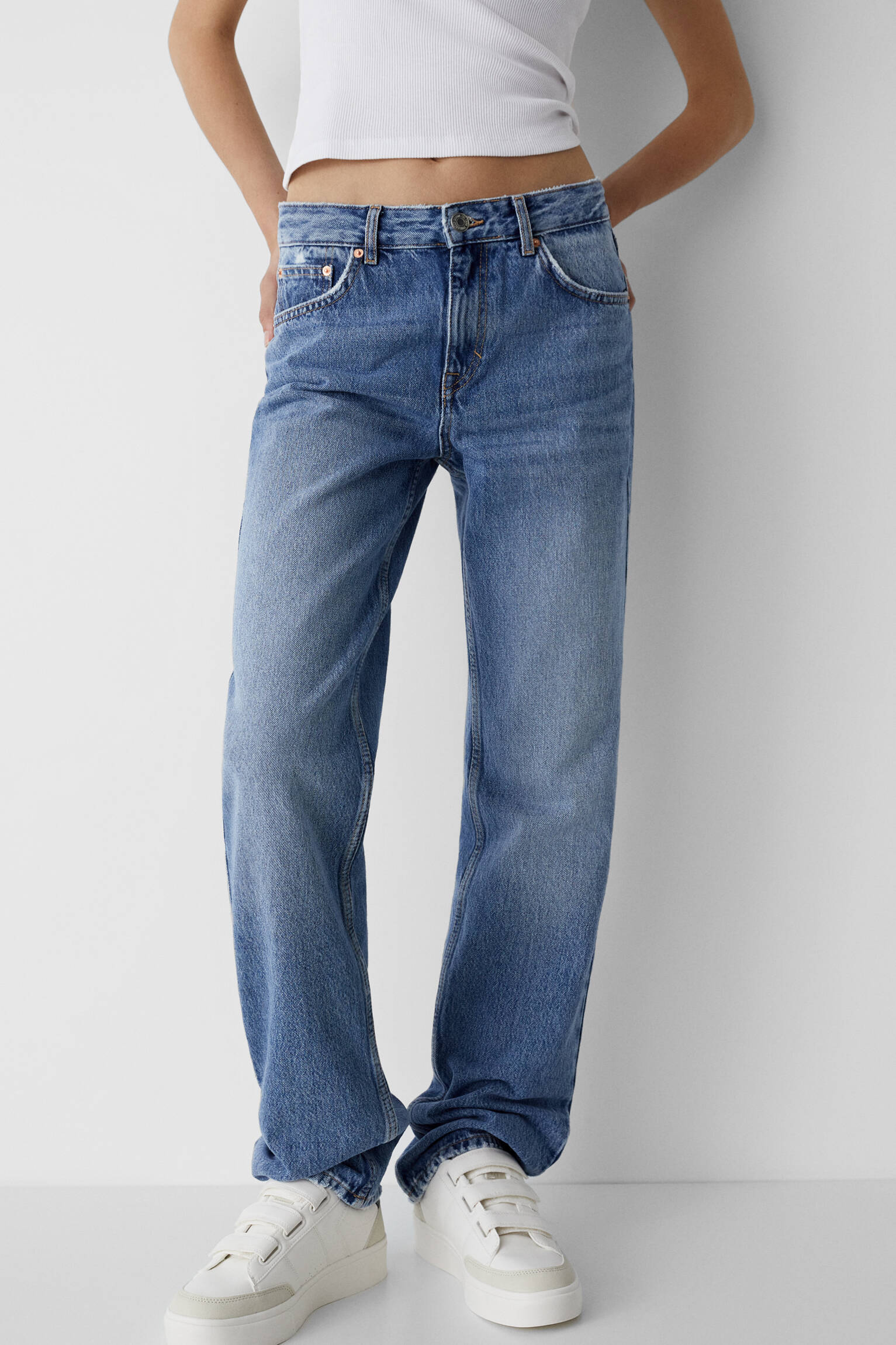 CALÇA JEANS RETA DE CINTURA MÉDIA - AZUL MÉDIO