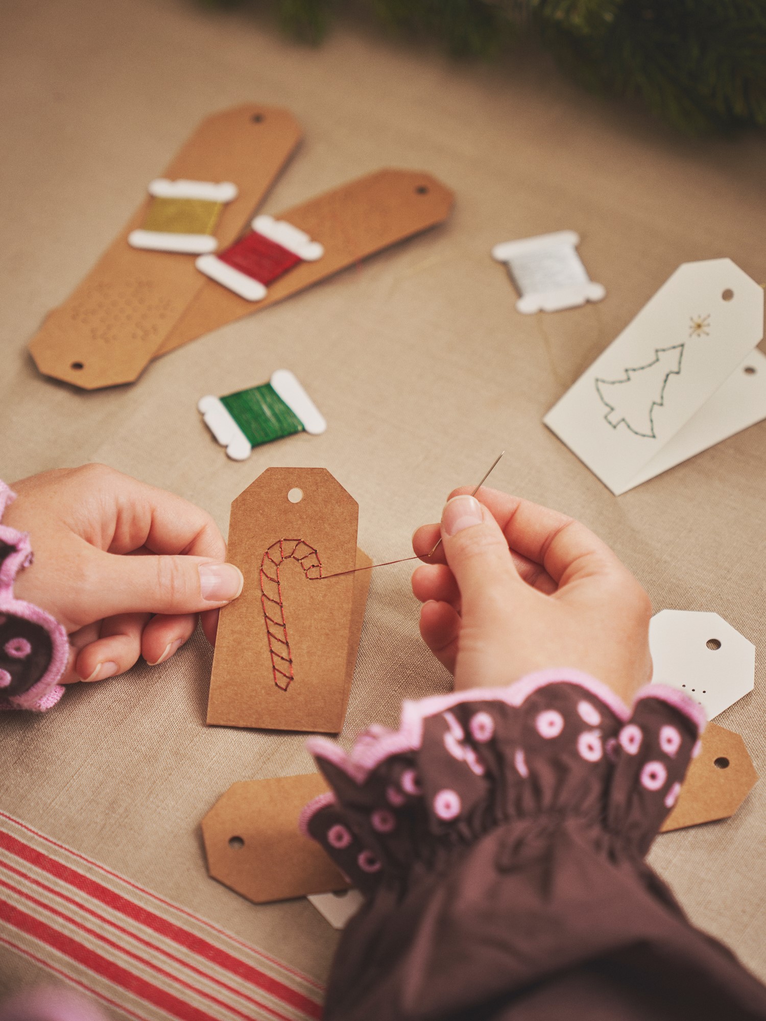DIY-sæt mærkater med broderi | Til 12 mærkater. | Multi