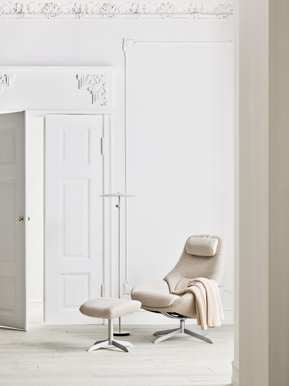 Bolia Saga voetenbank chroom onderstel beige