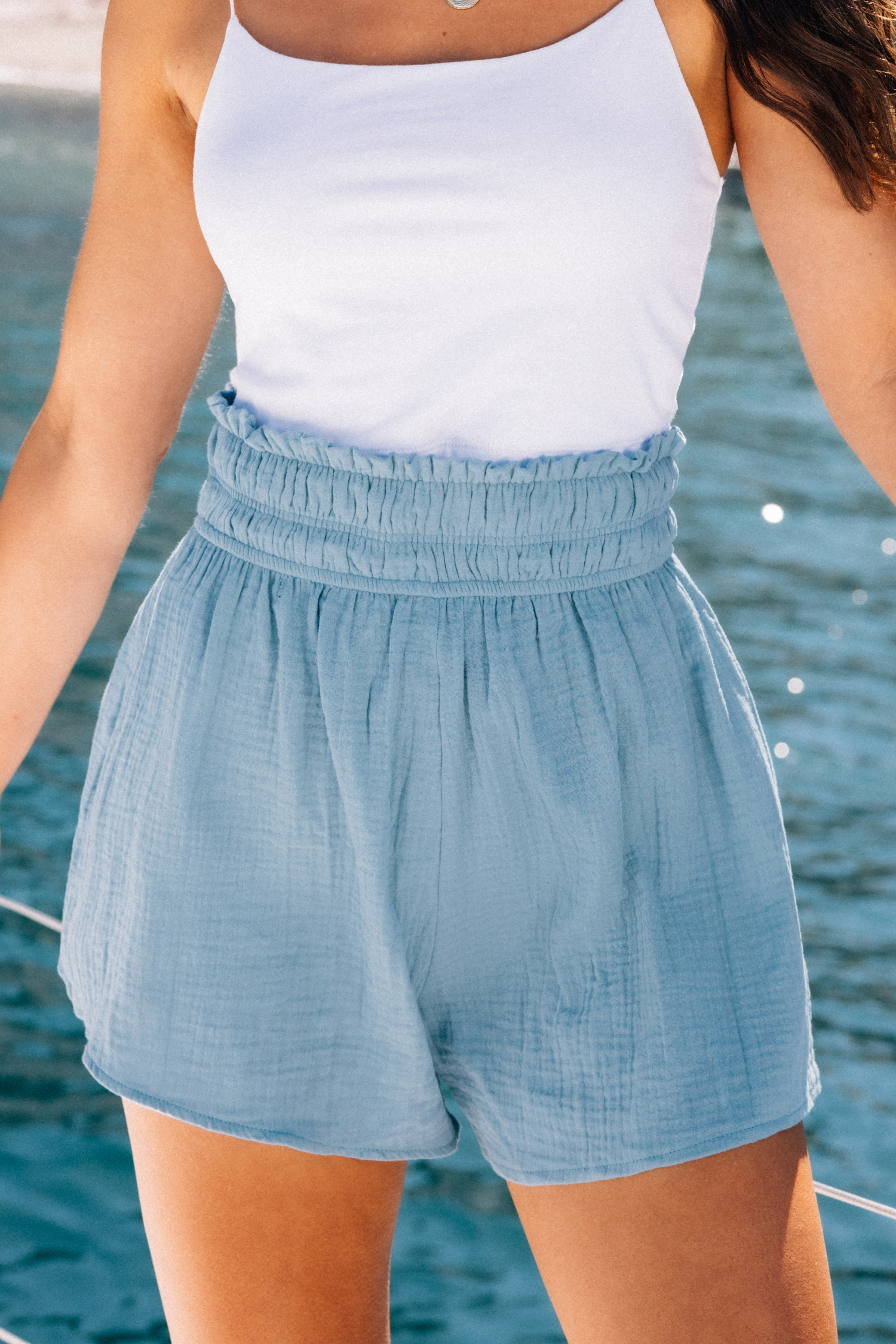 Short en pur coton à jambes évasées et taille à smocks bleu
