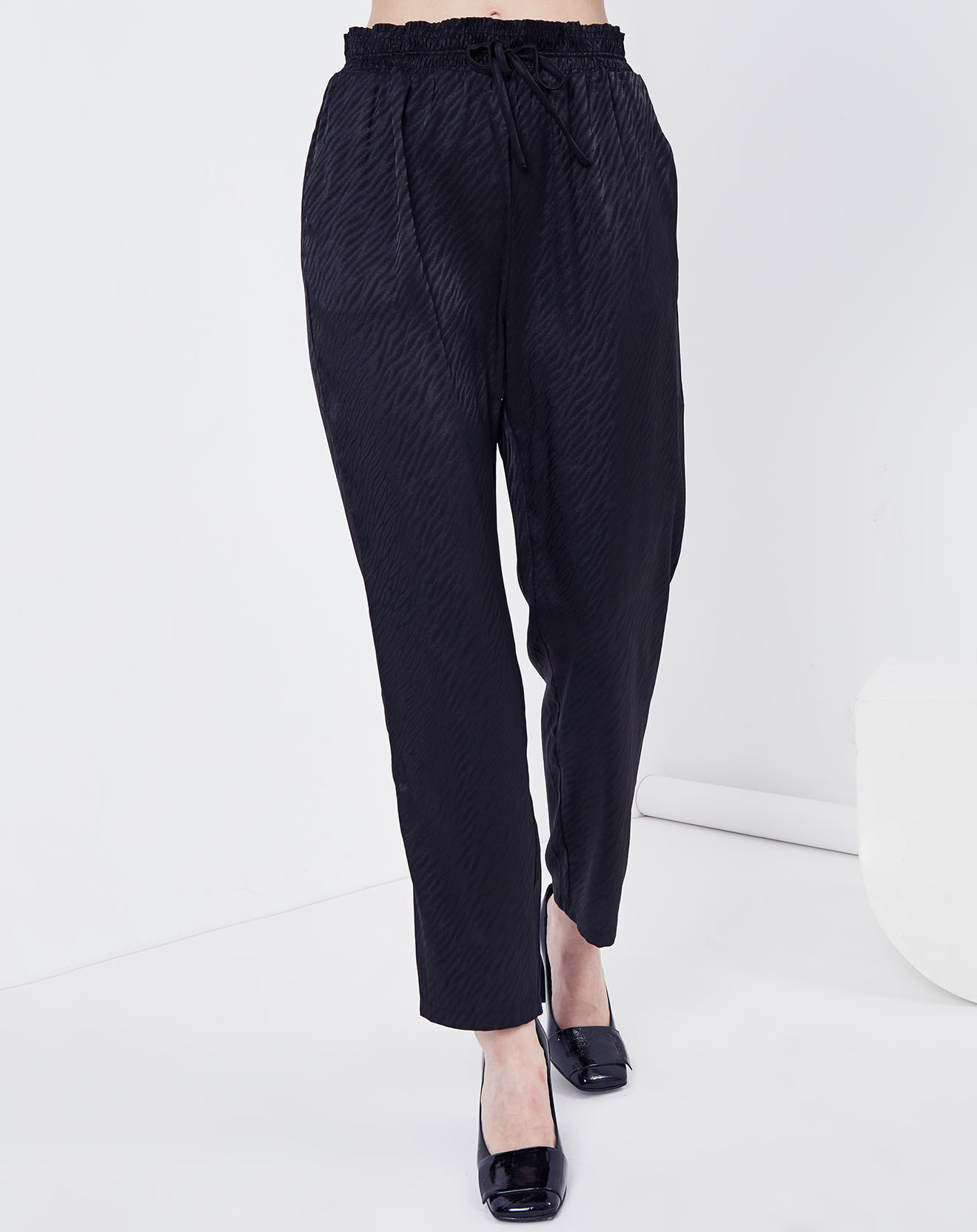 See u Soon Pantalon satiné Freesia imprimé ton sur ton noir