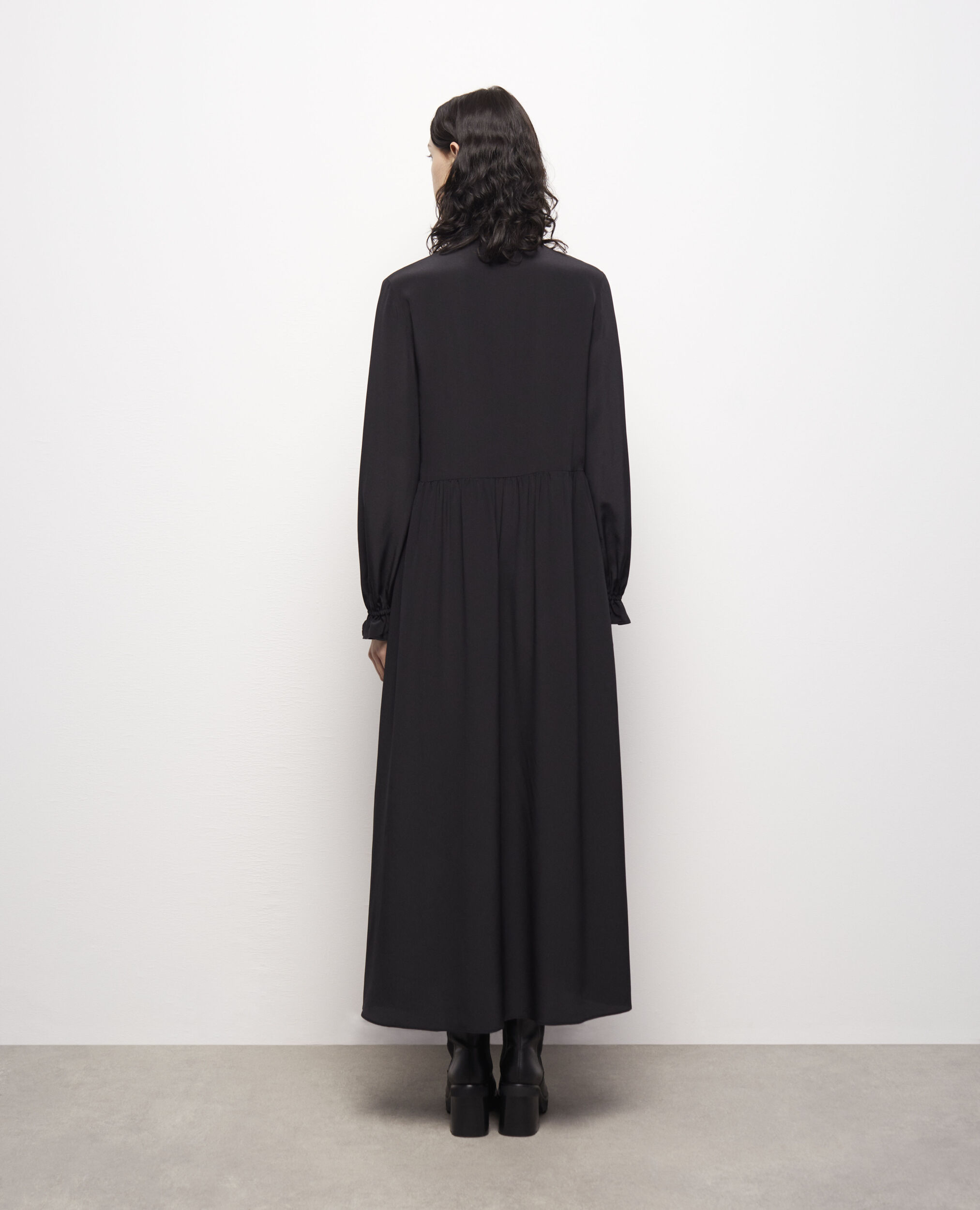 Robe longue en soie noire