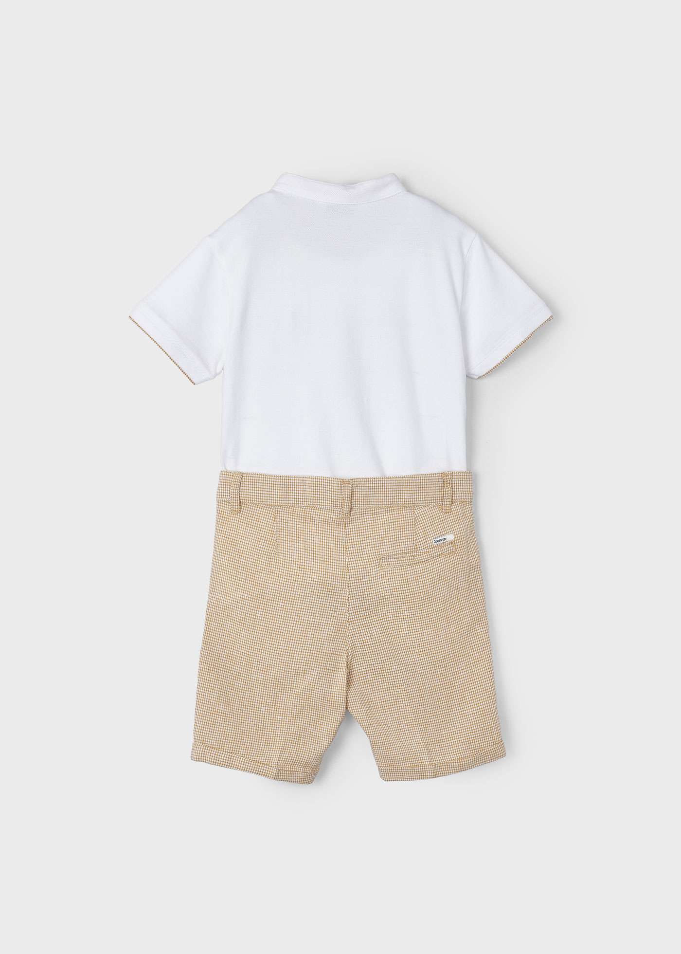 Conjunto de duas peças para meninos: camisa polo e bermuda, cor ocre.