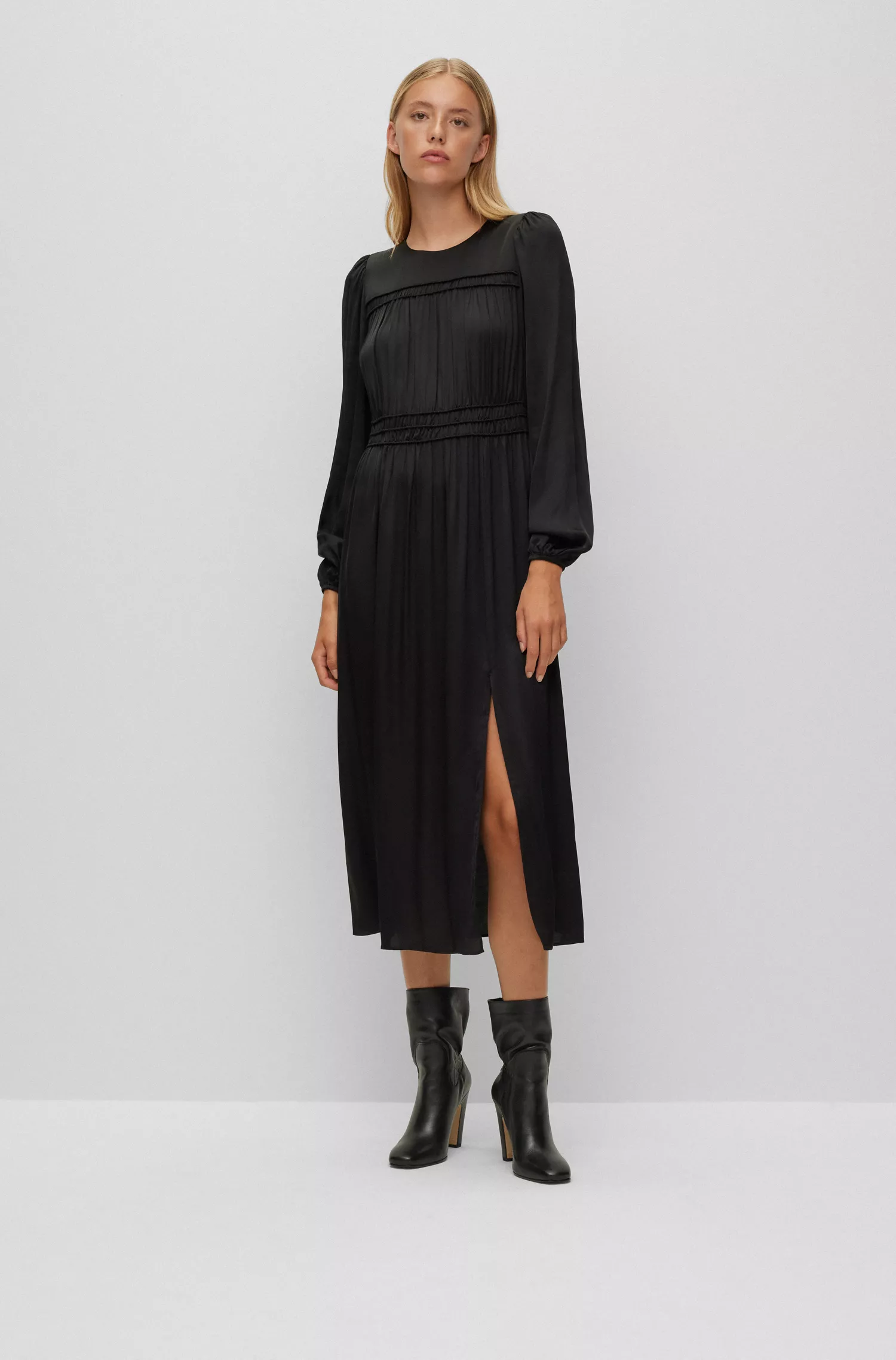 Vestido midi laranja da BOSS com detalhes franzidos.
