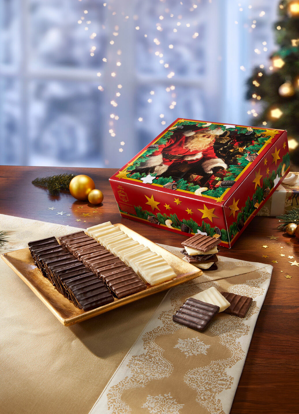 Zarte Waffelblättchen im dekorativen Weihnachtskarton