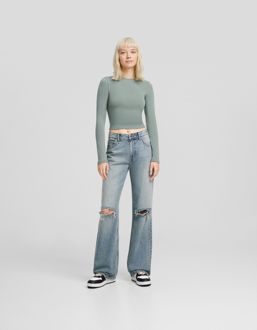 Calça jeans rasgada de perna larga dos anos 90