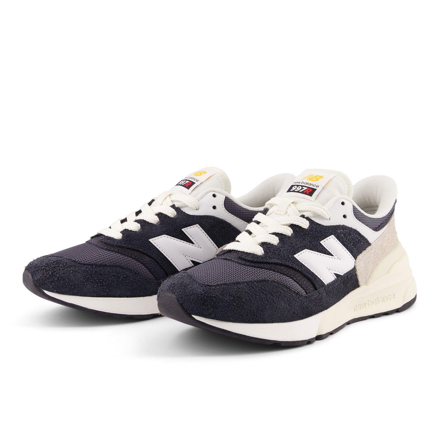 New Balance 977R Trainers