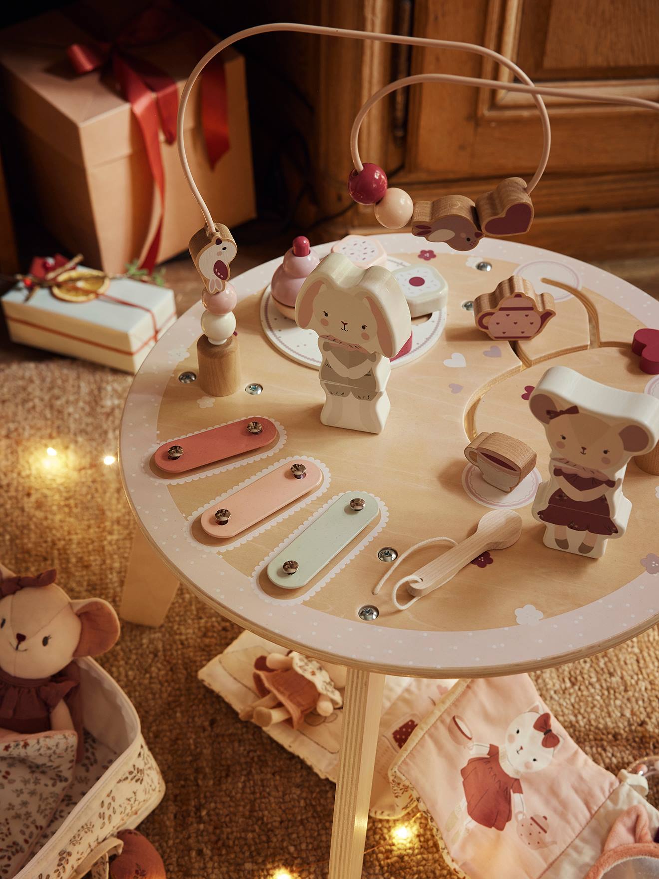 Mesa de atividades Attic em madeira lisa bege escura com certificação FSC® e detalhes decorativos.