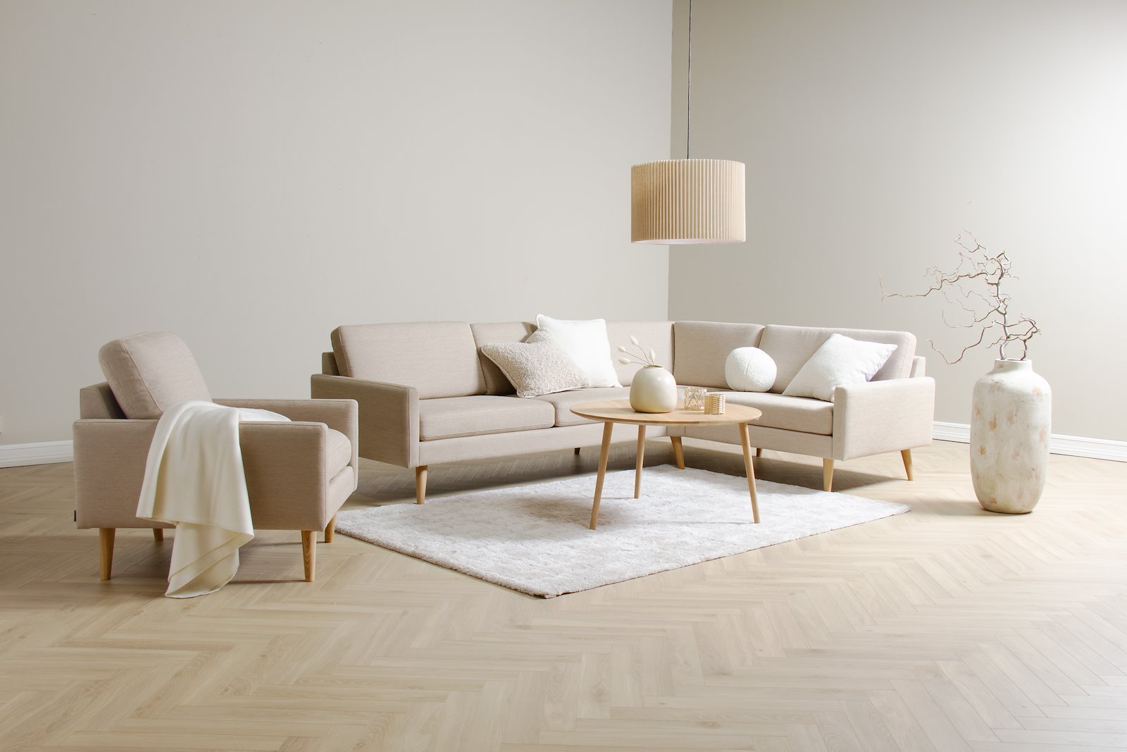 Villa Lenestol Tekstil Nicole 1/18 Beige. Skrå ben eik natur. Arm 23. Soft/Soft
