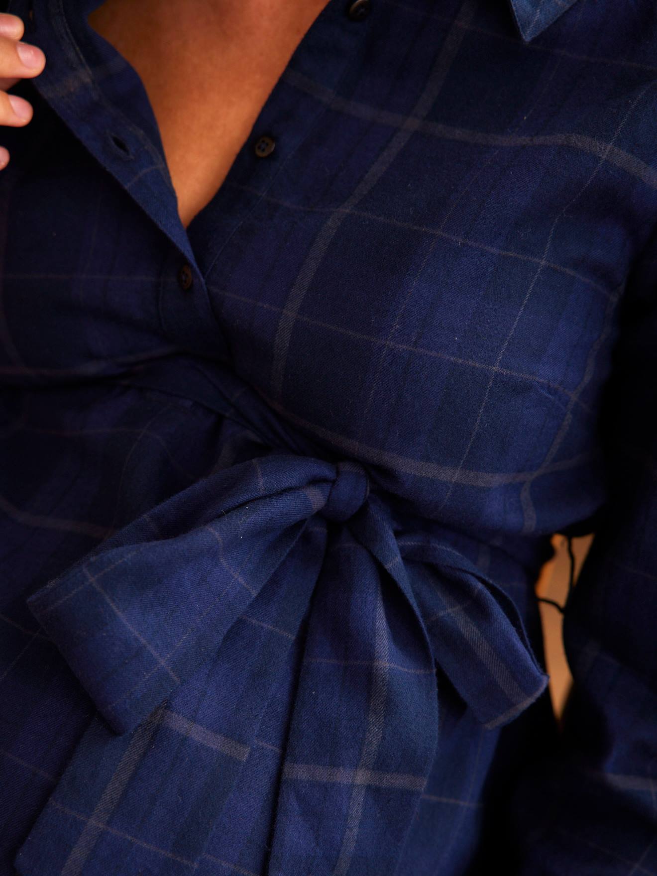 Blusa xadrez azul-escura para gestantes e lactantes.
