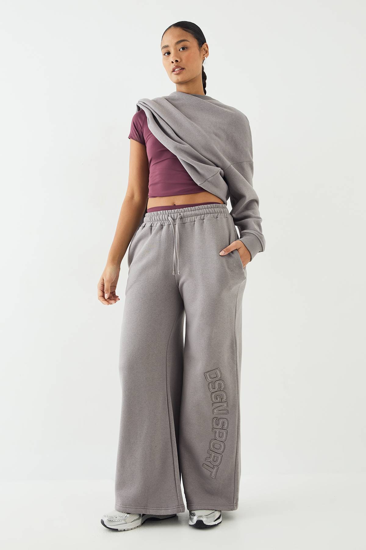 Jogging Large DSGN Studio avec Appliqué en Tissu Assorti