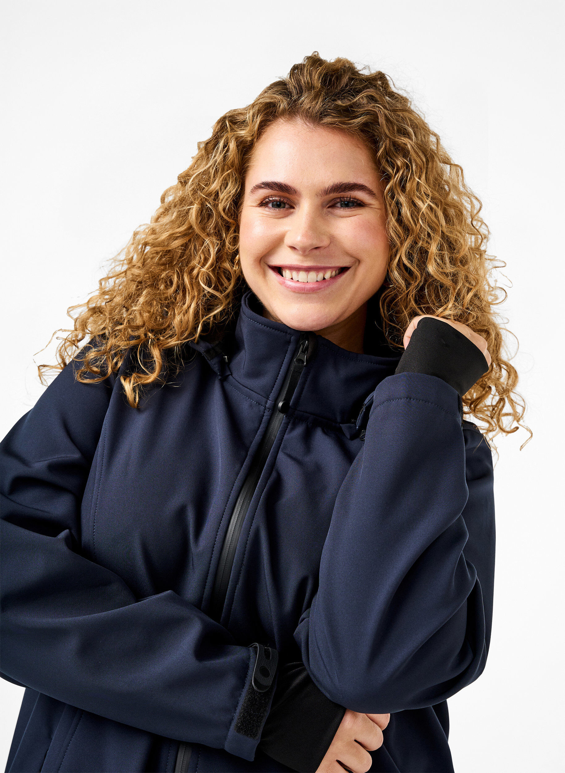 Kort softshell jakke med aftagelig hætte