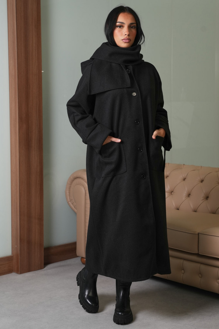 Manteau noir avec écharpe intégré