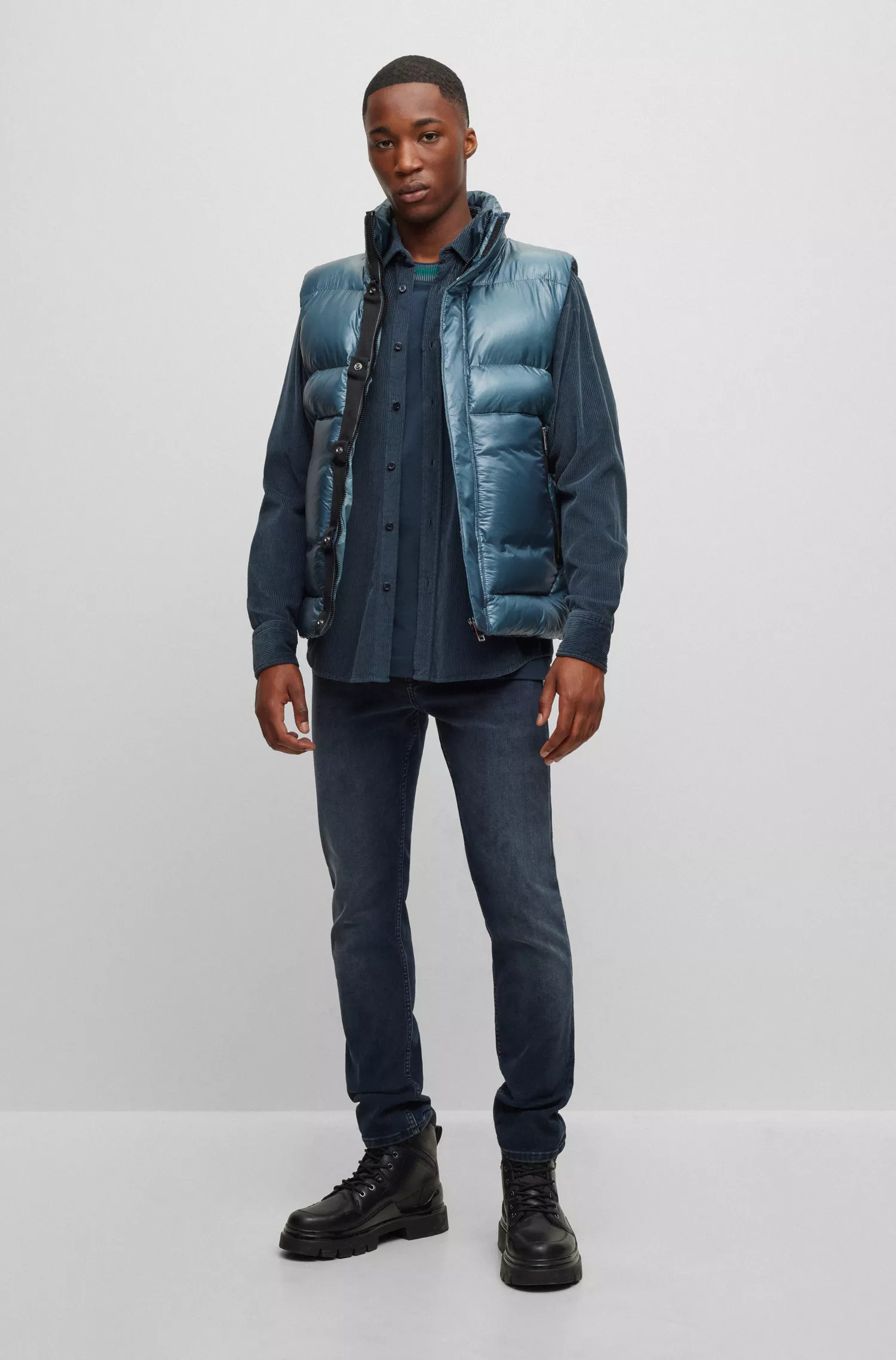 Calça jeans BOSS laranja, corte slim, em denim superelástico azul-escuro.