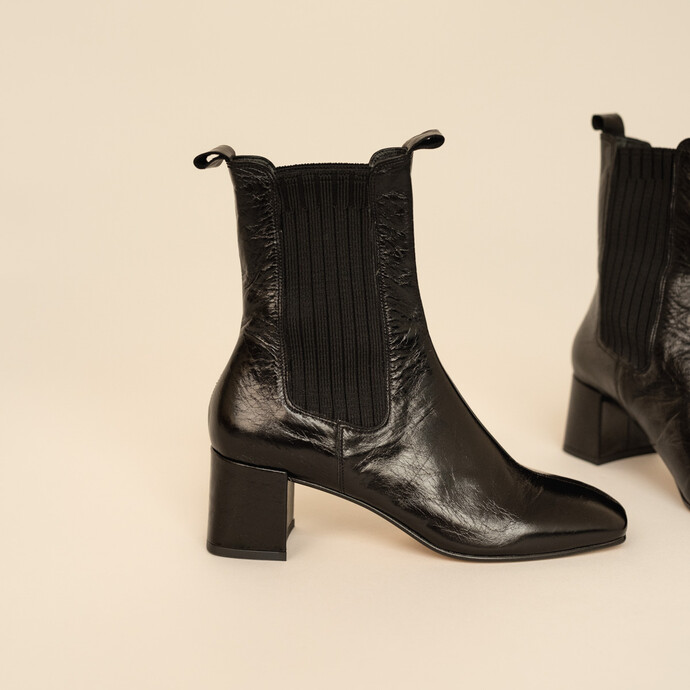 Bottines à talons et fronces  en cuir vieilli noir