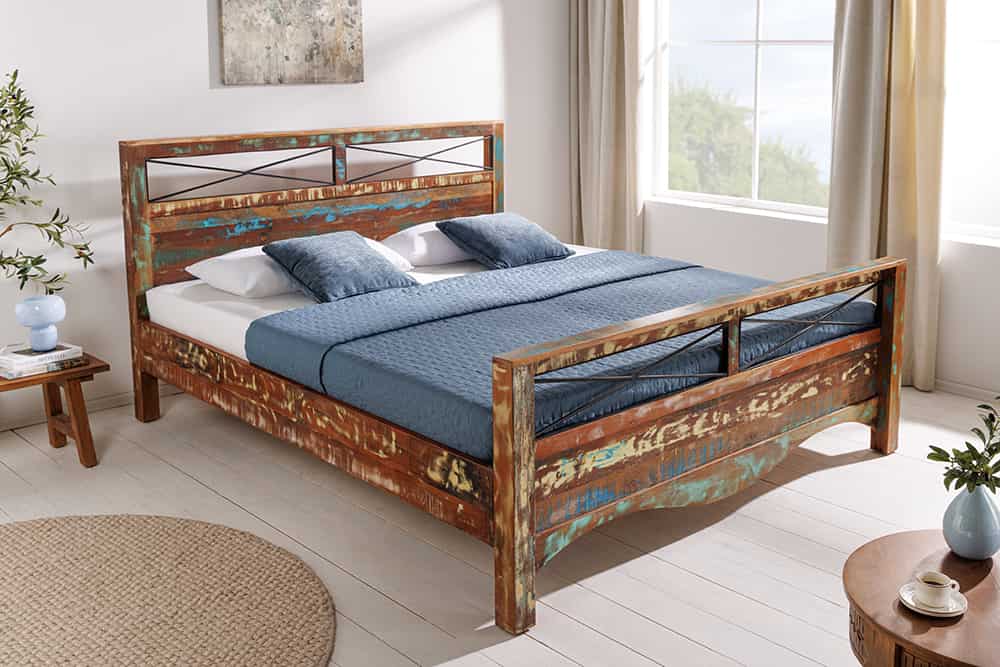 Einzigartiges Bett JAKARTA 185cm braun bunt aus recycelten Fischerbooten Massivholz