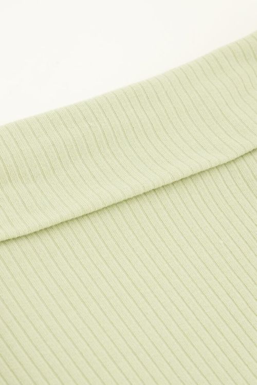 Groene off-shoulder top met rib structuur