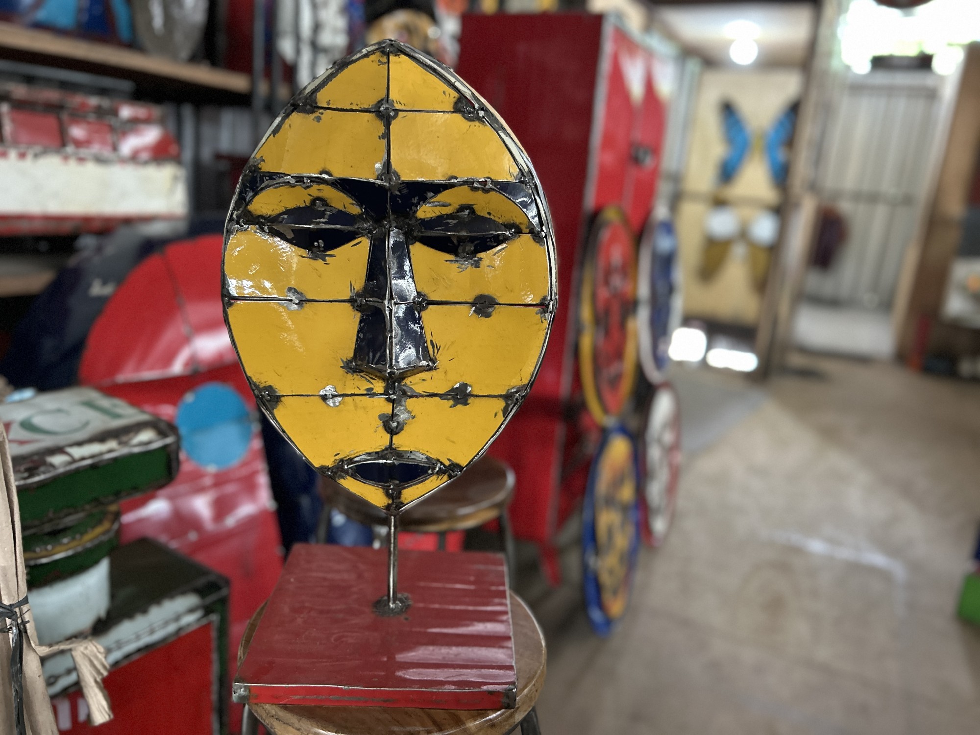 Maske aus recycelten Ölfässern, gelb, grau, B 28 cm, T 23 cm, H 55 cm von fischer's lagerhaus