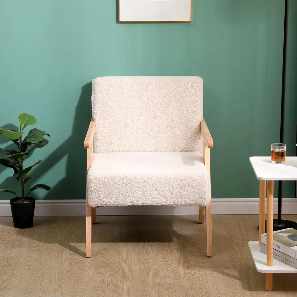 Fauteuil van massief hout en witte lussen